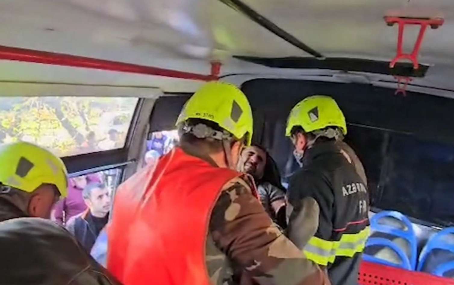 Mikroavtobus ağaca çırpıldı, sürücü yaralandı - Video - VİDEO