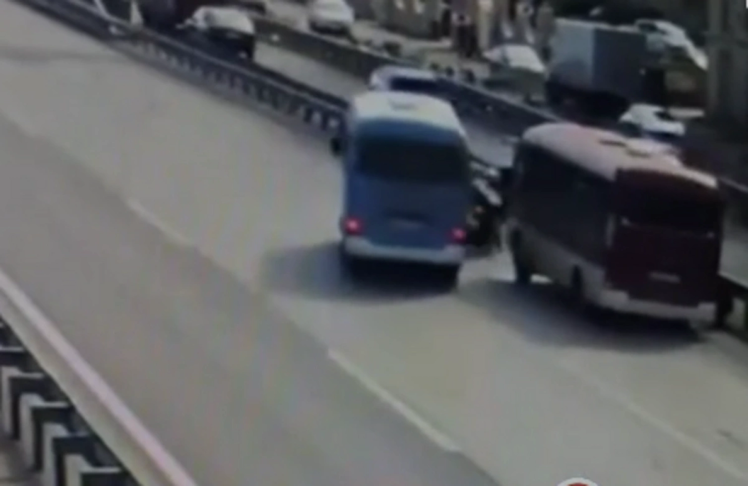 Avtobus motosiklet sürücüsünü vurdu - ANBAAN VİDEO 