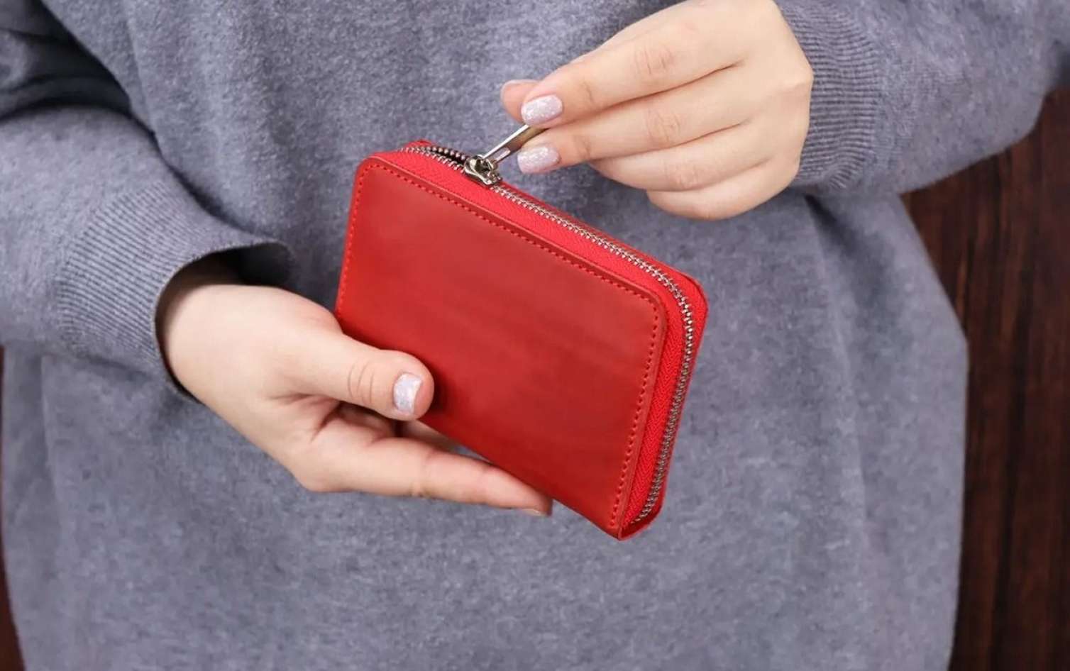 Pulu itən müəllim şagirdin pulqabısını yoxladı -  Cəzalandırıldı