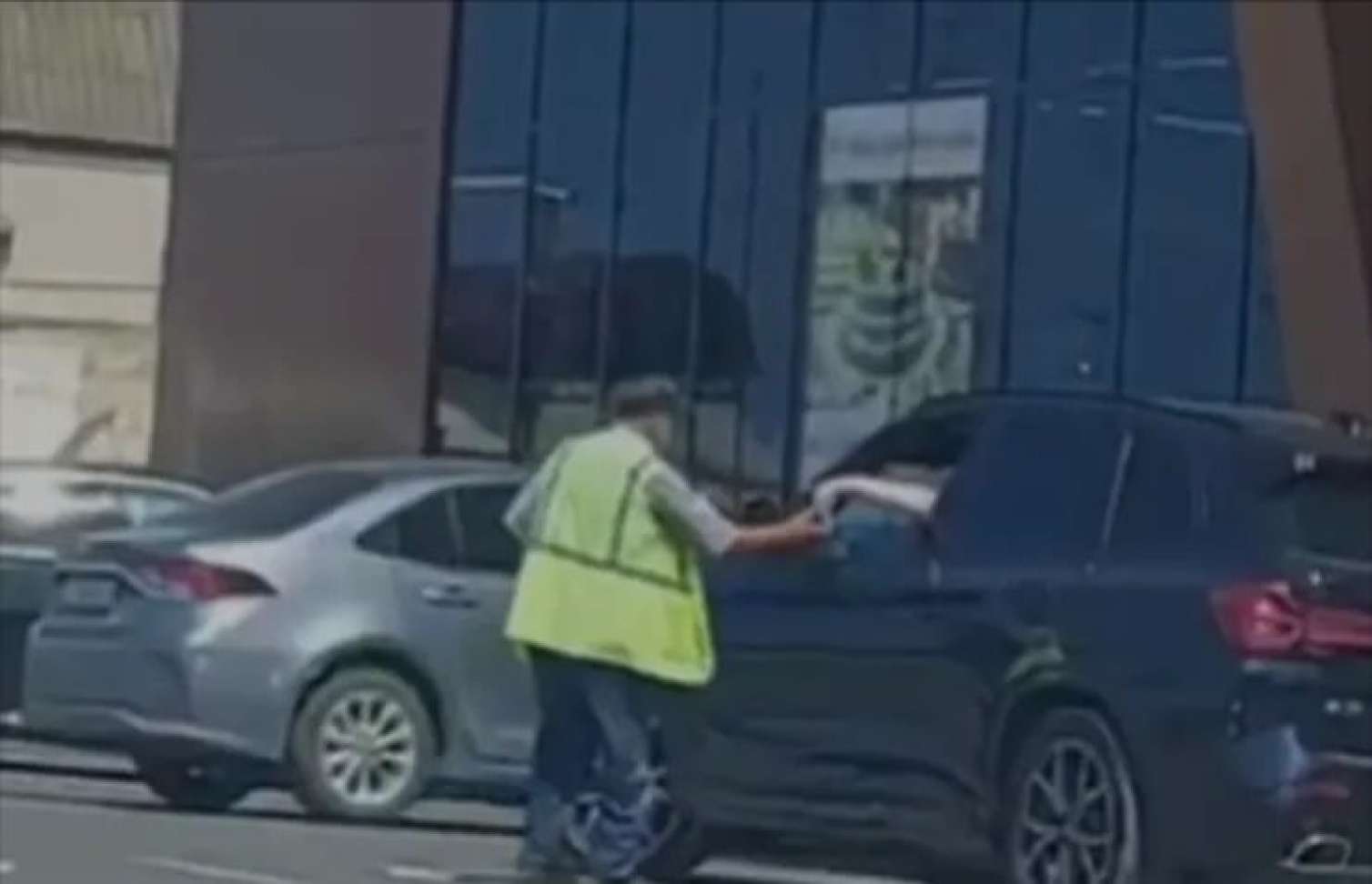 Sumqayıtda "parkovşik"ə 1 manat verən sürücü DÖYÜLDÜ: "2 manat istədilər" 