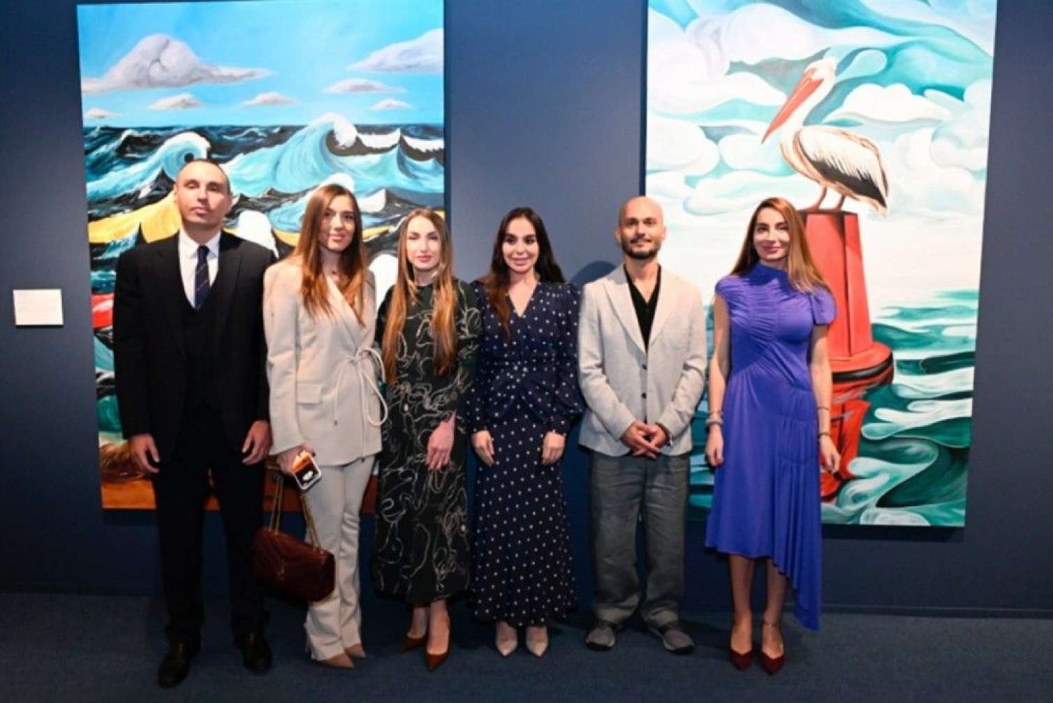 Prezidentin qızları və gəlini sərgidə - FOTOLAR 