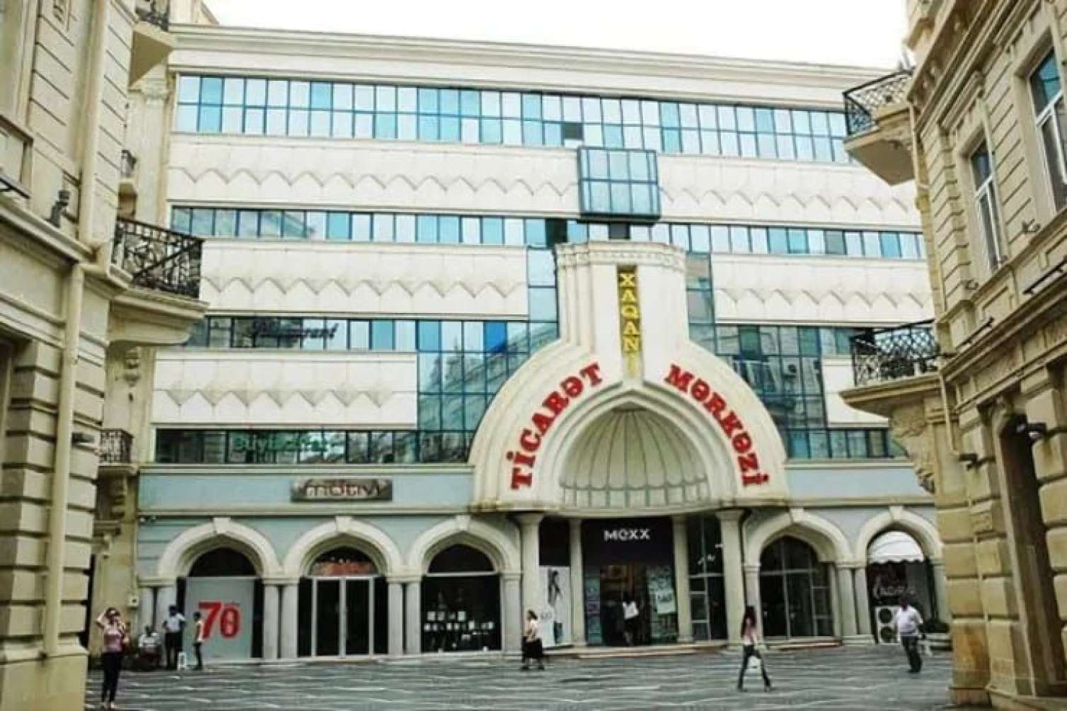 Bakının mərkəzində iyrənclik: Ticarət mərkəzinin önünü tualetə çevirdi, cərimələndi 