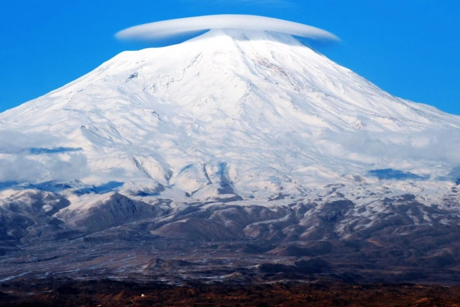Ermənistanda pasportlara daha Ağrı dağının təsviri olan möhür vurulmur 