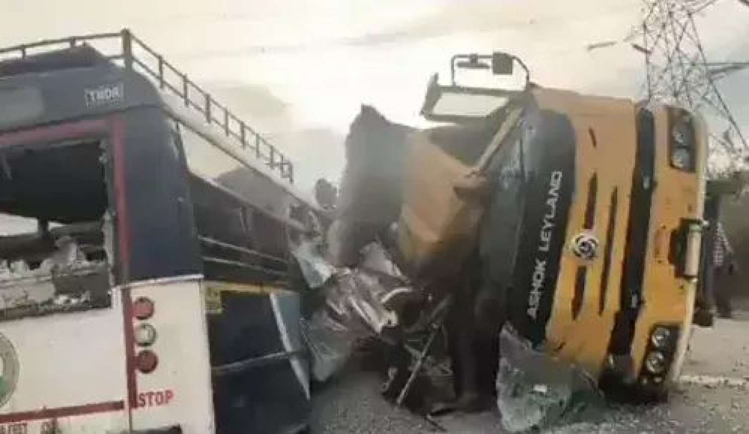 Hindistanda avtobusla yük maşını toqquşdu – 20 ölü, 40 yaralı 