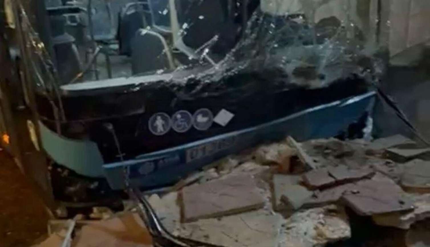 Biləcəridə QƏZA: Avtobus gül dükanına girdi, bir neçə avtomobil isə... - VİDEO 