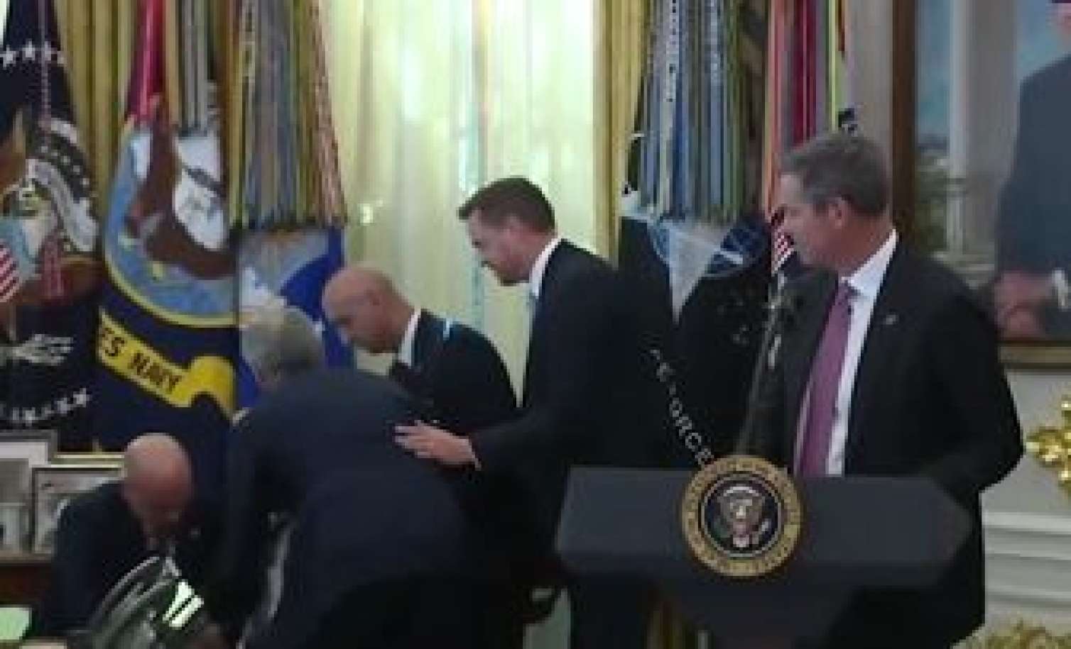 Trampın tədbirində gərgin anlar: Konfrans zamanı huşunu itirdi - VİDEO 