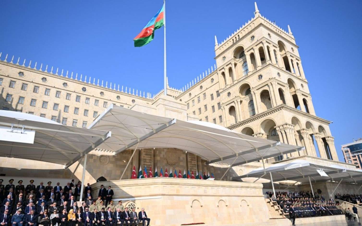 Bakıda hərbi parad keçirildi - YENİLƏNİB 