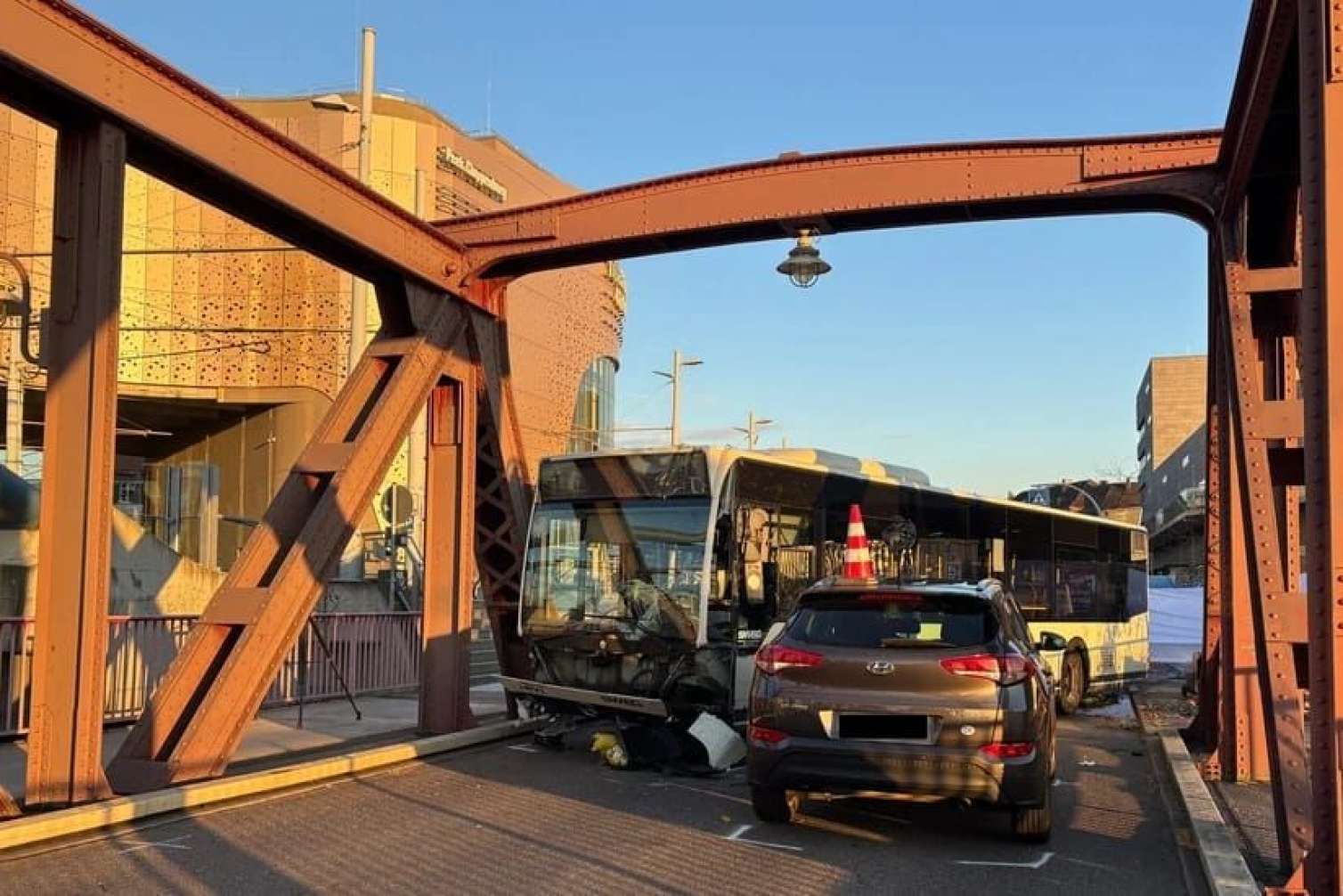 Almaniyada avtobus piyadaları vurdu: 1 ölü, 10 yaralı 