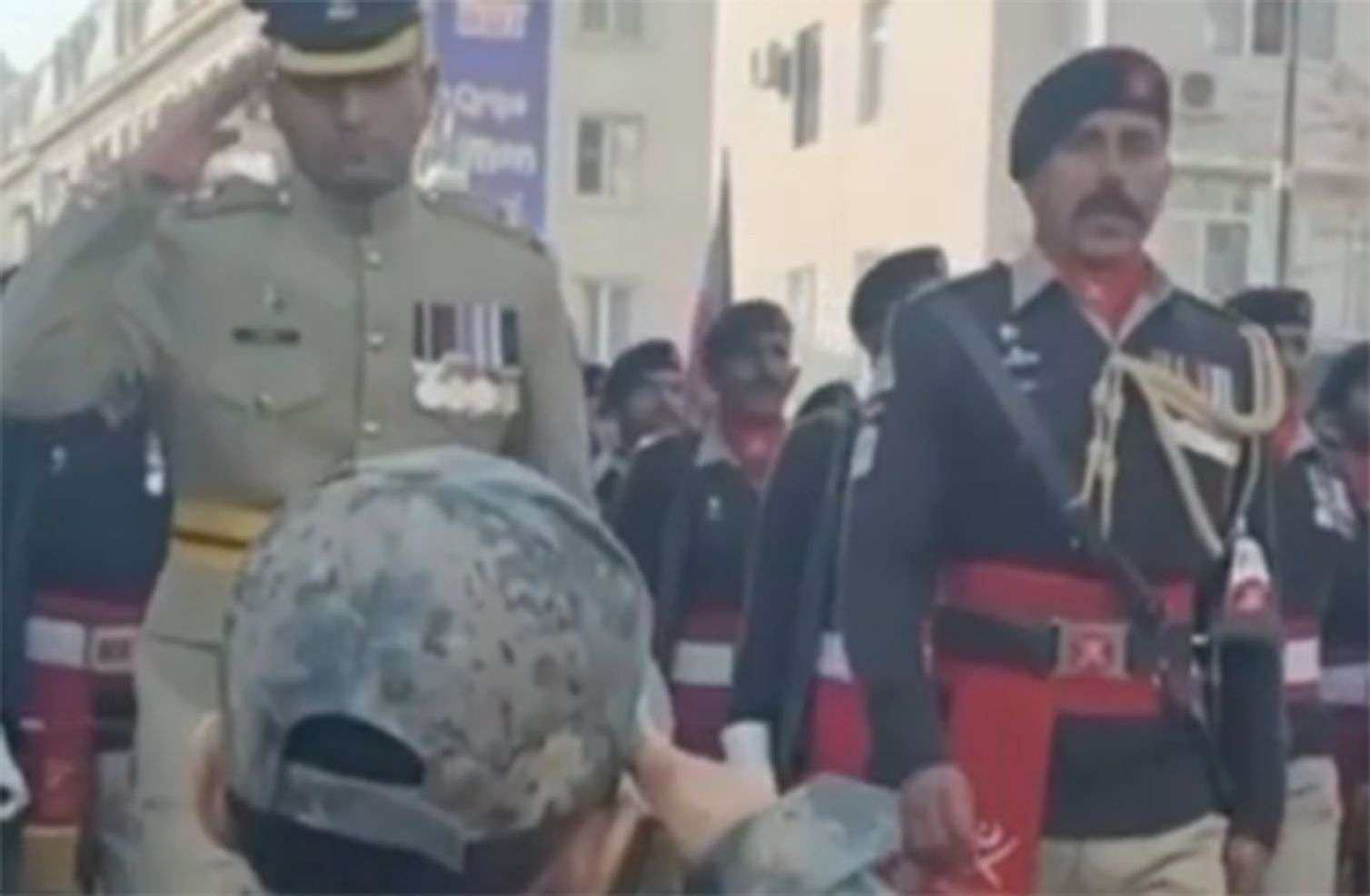 Hərbi salam verib, əlini sıxdı – Pakistanlı zabitdən xoş reaksiya - VİDEO 