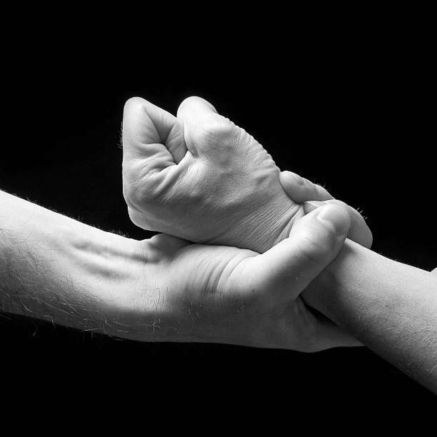 “Petux” sözünə görə qadının qolunu qırdı – Bakıda səfirlik qarşısında dava 