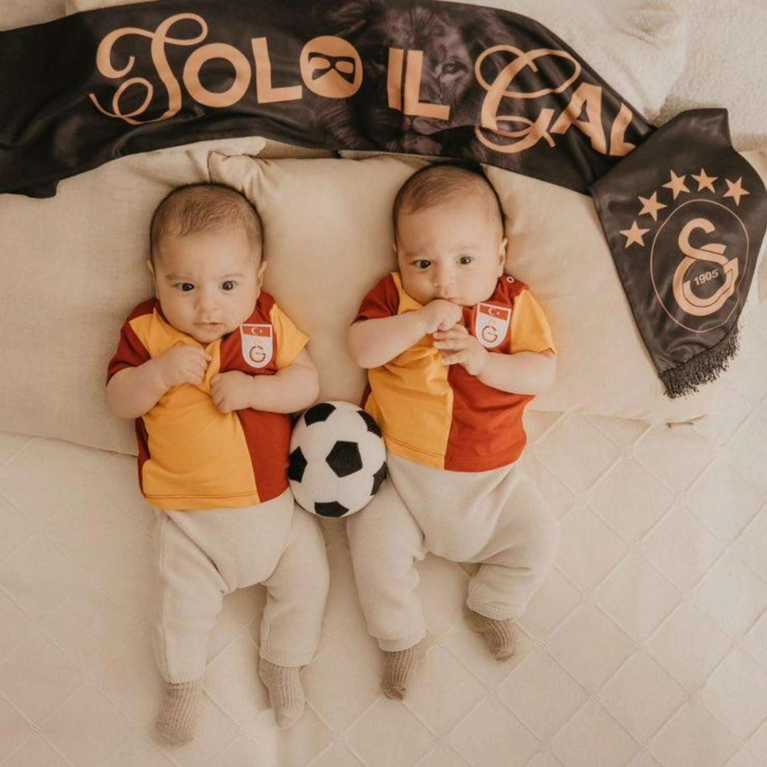 Türk cütlüyün fanatikliyi – Əkizlərinə futbolçuların adını verdilər 