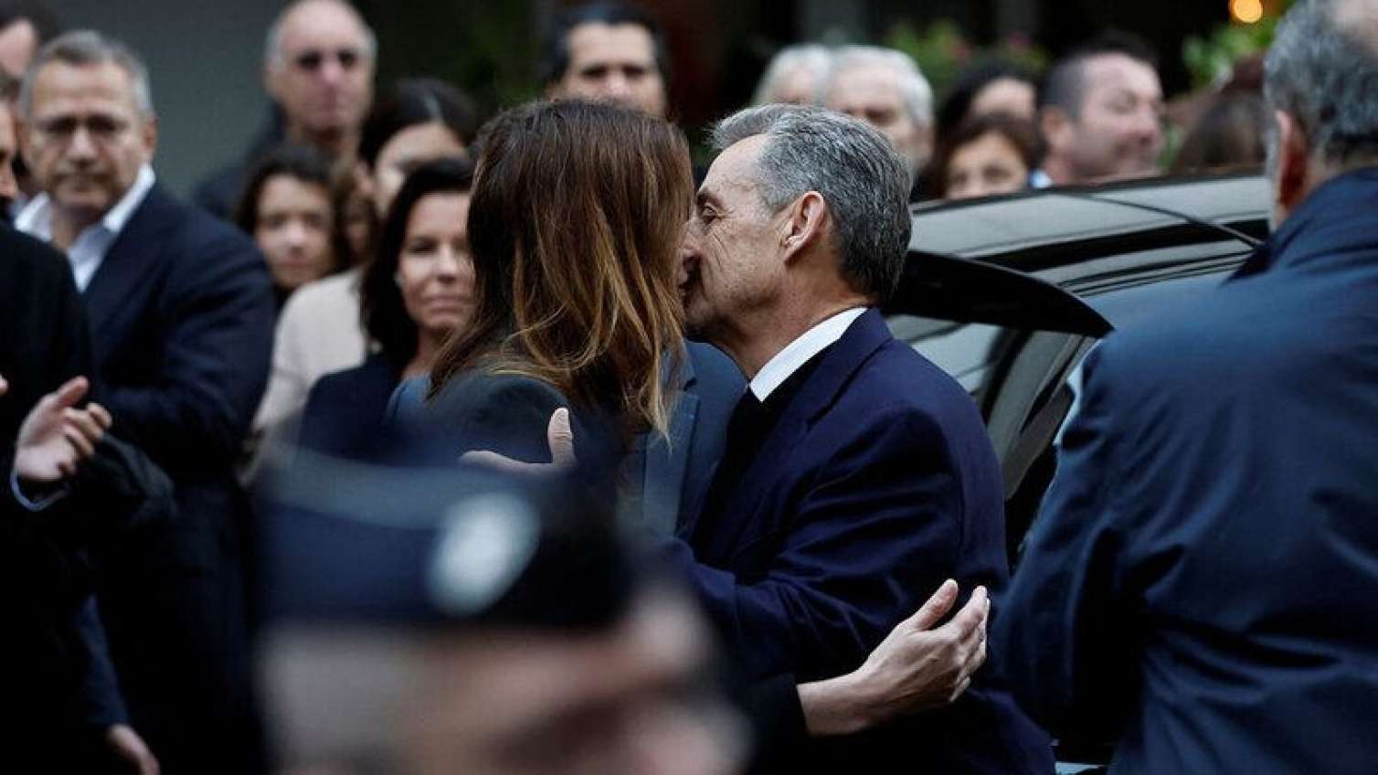 Həbsdən buraxılan Sarkozi evində belə qarşılandı 