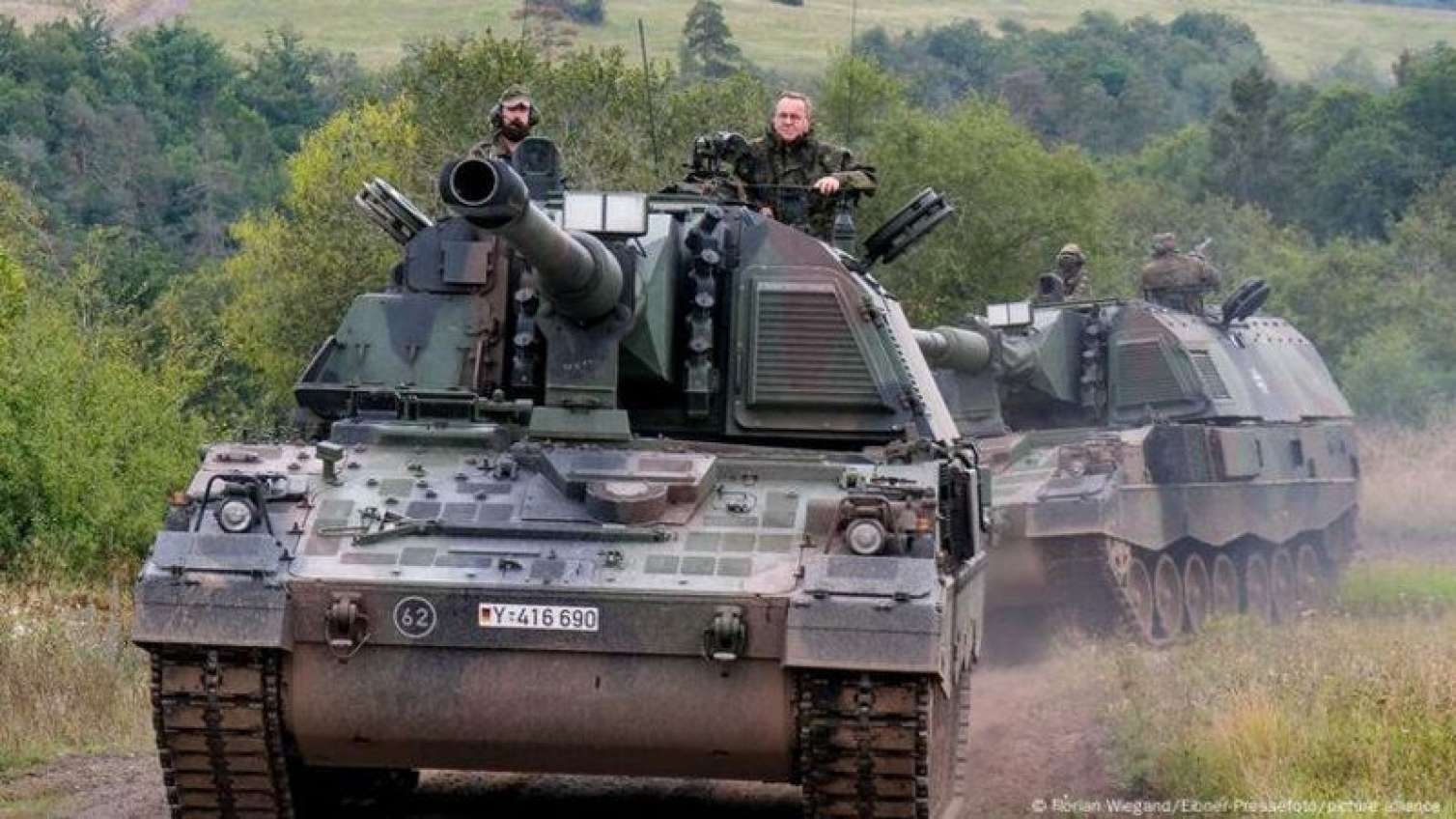 Almaniya sürətlə silahlanır: 3 milyard avro ayrıldı 