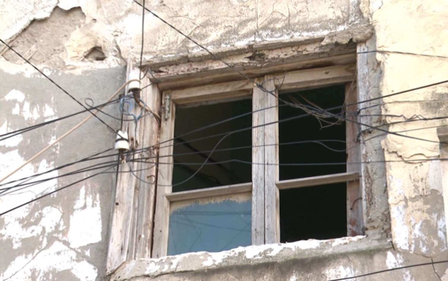 Bakıda sakinləri qorxuya salan 100 yaşlı bina: Hər an yana bilər... - VİDEO 