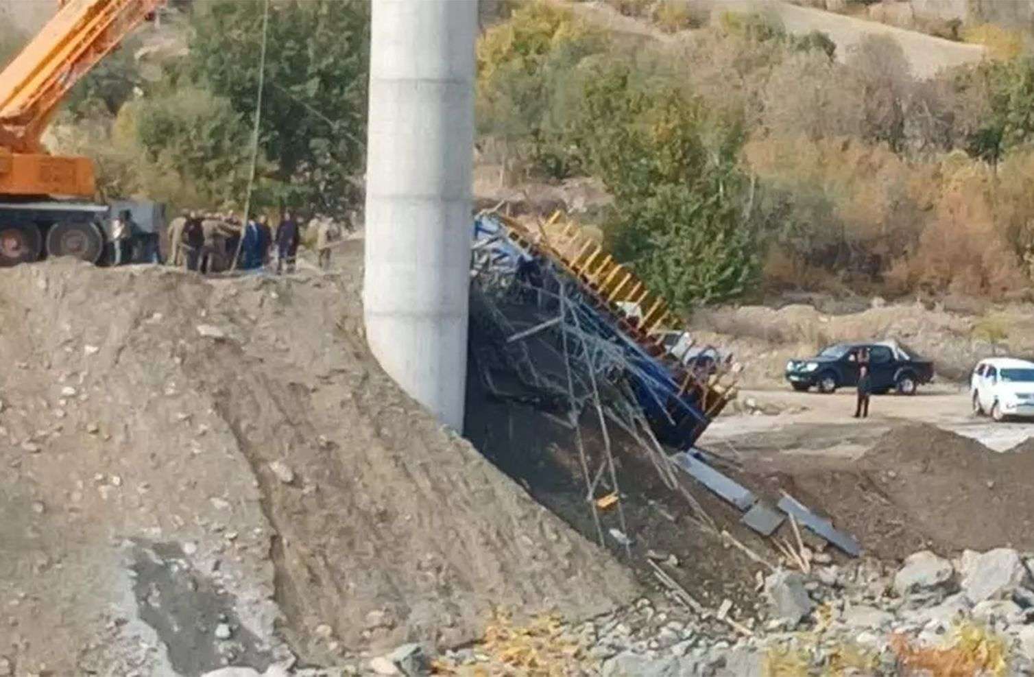 Türkiyədə körpü çökdü – 2 nəfər dağıntı altında qaldı 
