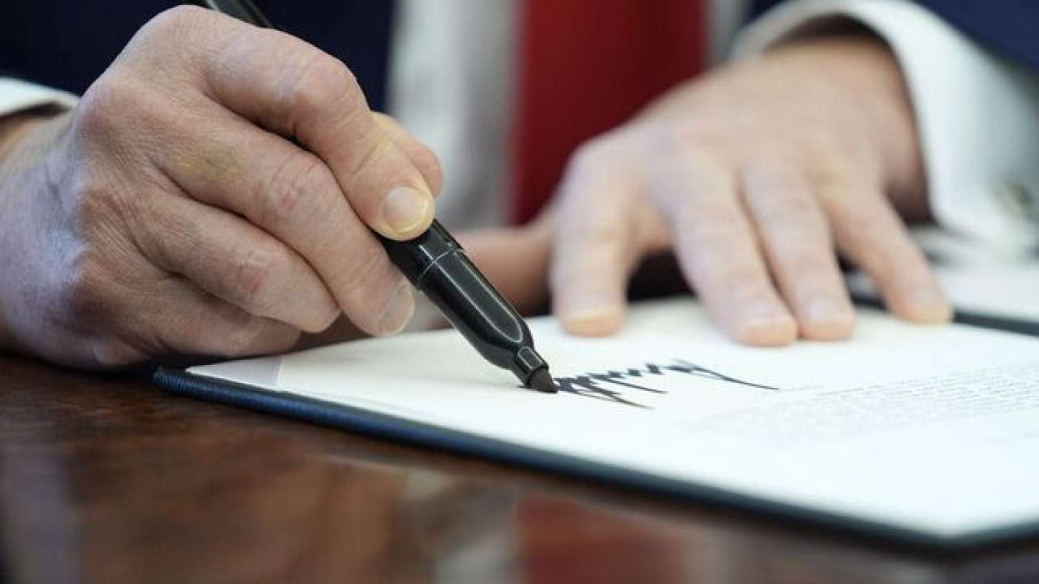 Tramp hökumətin bağlanmasına son qoyan qanunu imzaladı – Gələn ay nə olacaq? 