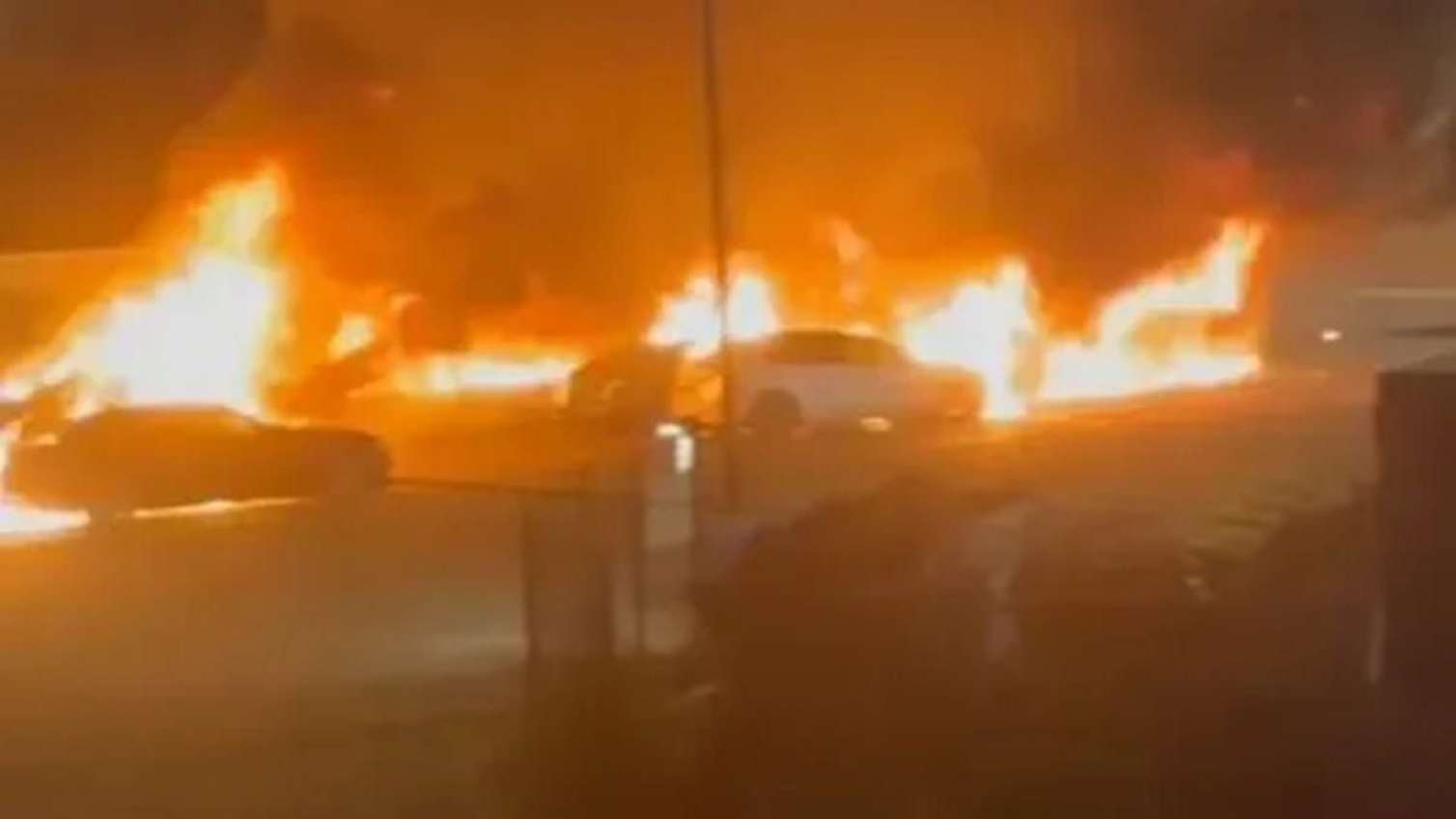 "Tesla" salonunun dayanacağında 20-dən çox avtomobil yandı 