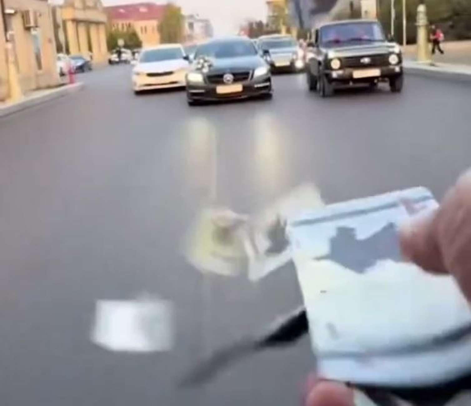 Toy karvanında avtoşluq: Küçələrə pul səpdilər - VİDEO 