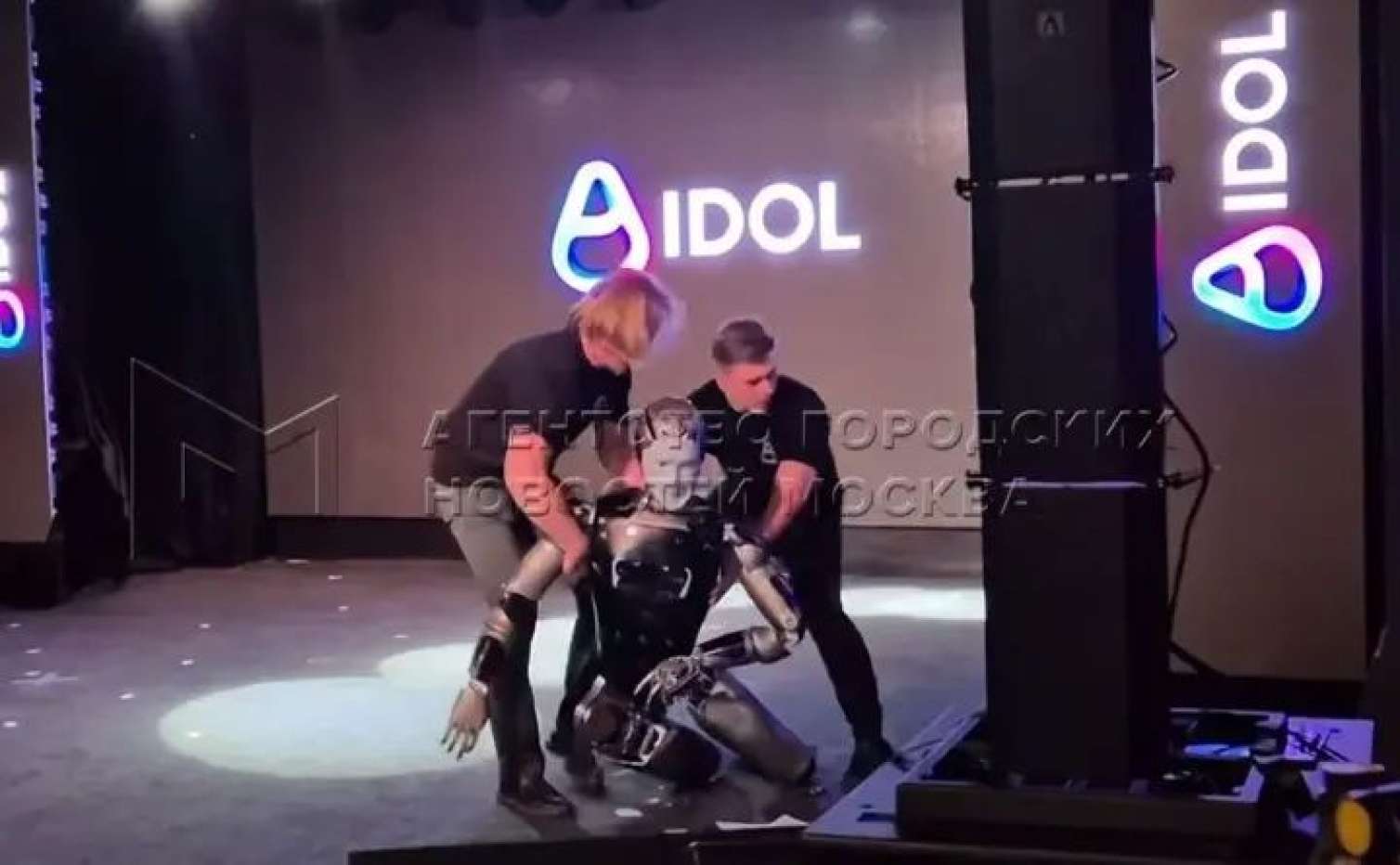 Rusiya robotu səhnədə yıxıldı – “Çox içibmiş” – VİDEO 