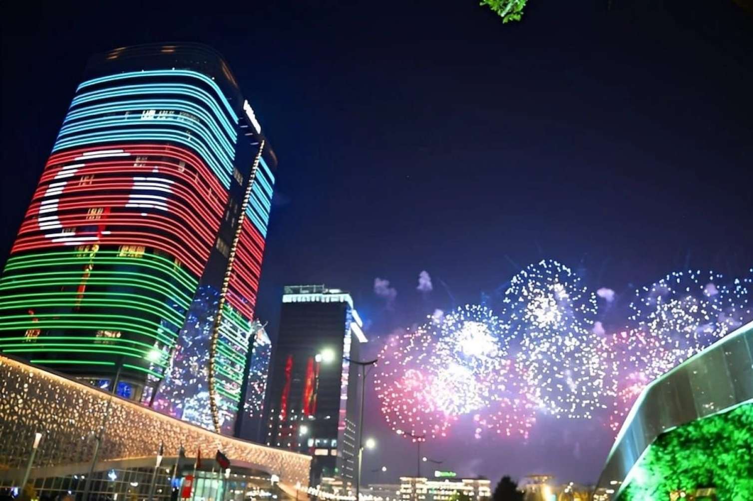 Daşkənddə binalar üzərində Azərbaycan bayrağı proyeksiya olundu 