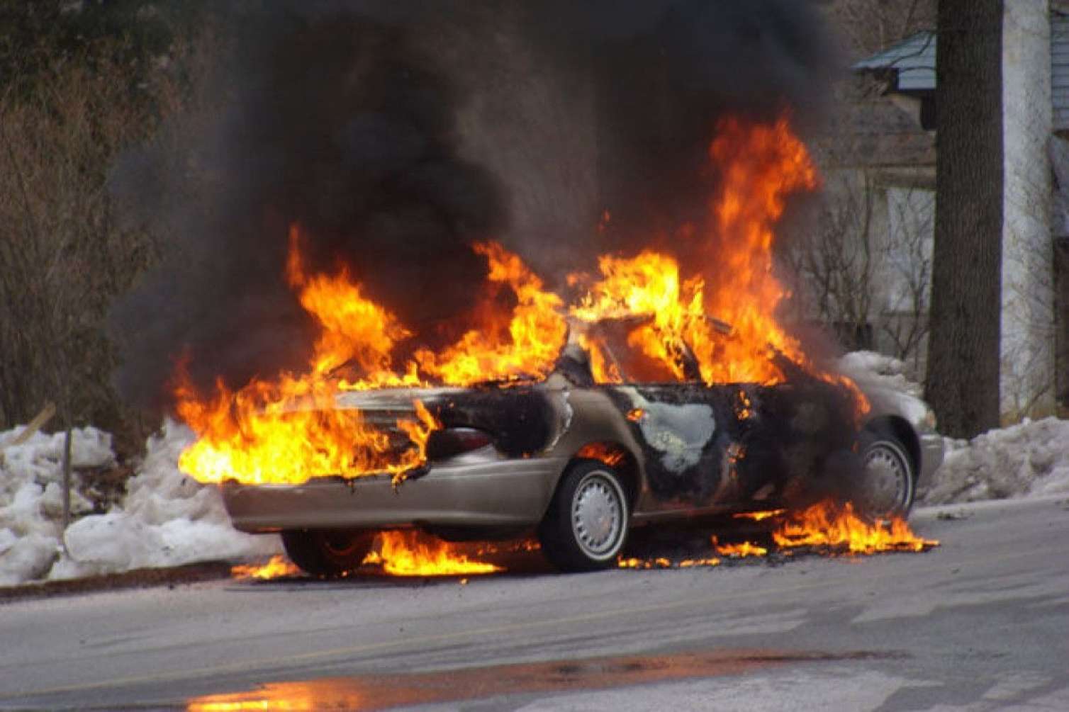 Göygöldə “Nissan” yandı 