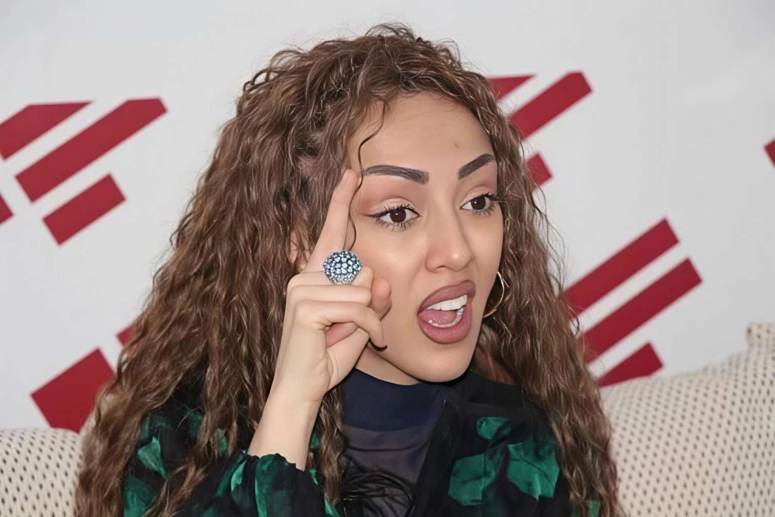 “Mənə corabdan sual verməyin” – Ofelya aparıcılara səsləndi +VİDEO