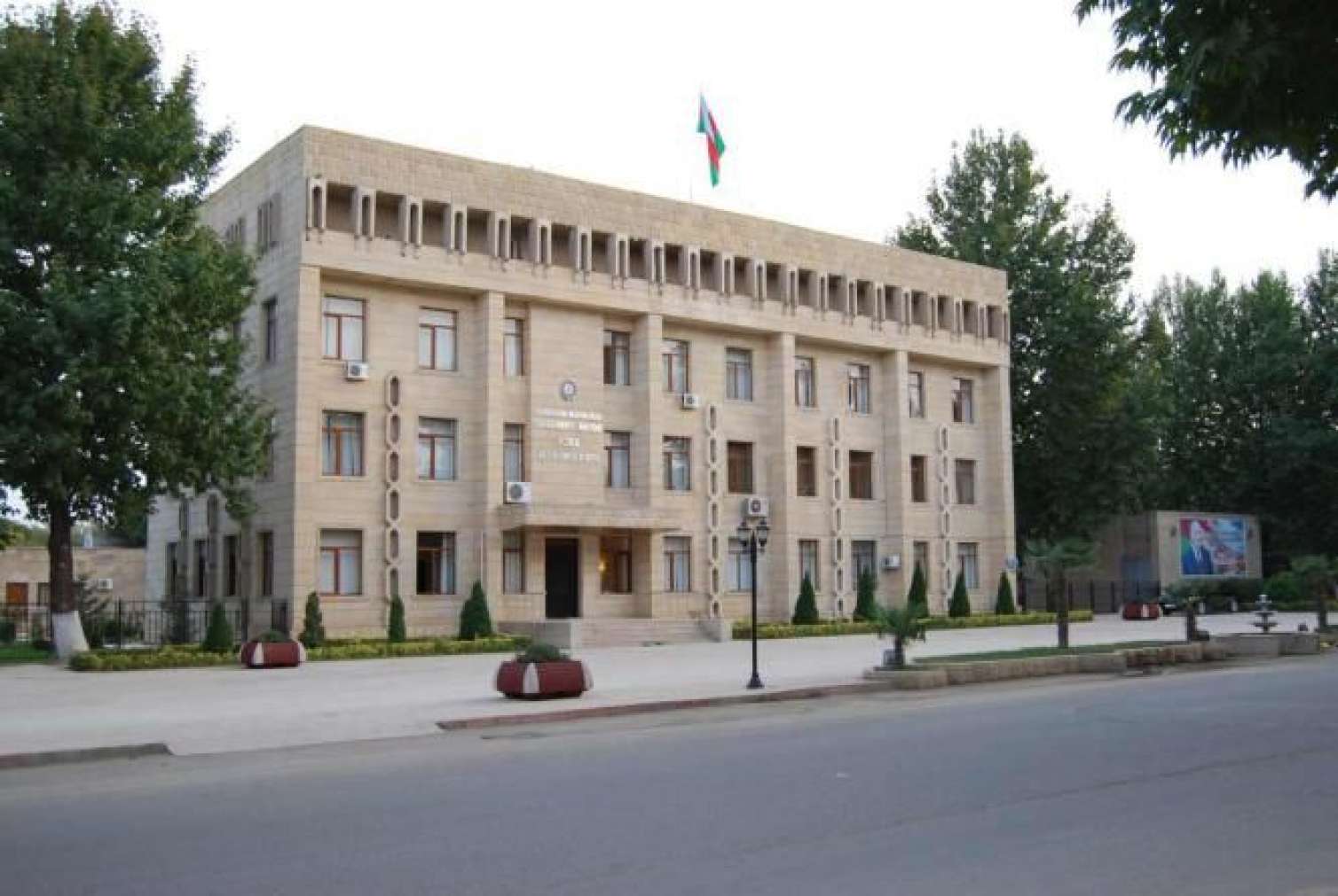 İcra hakimiyyətində dava – Vəzifəli şəxs başçının müavininə hücum etdi  