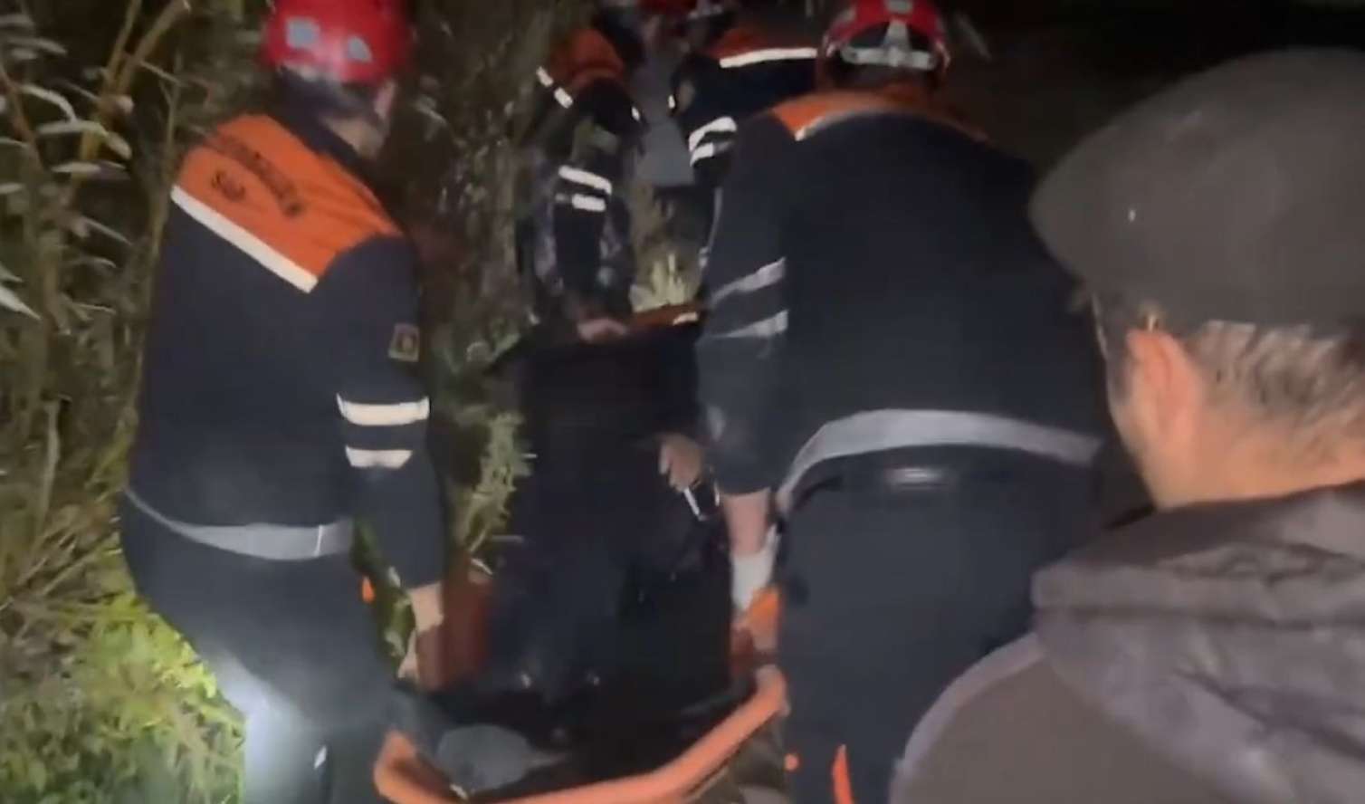 61 yaşlı kişi 20 metr hündürlükdən dərəyə düşdü – Yaralandı – VİDEO 