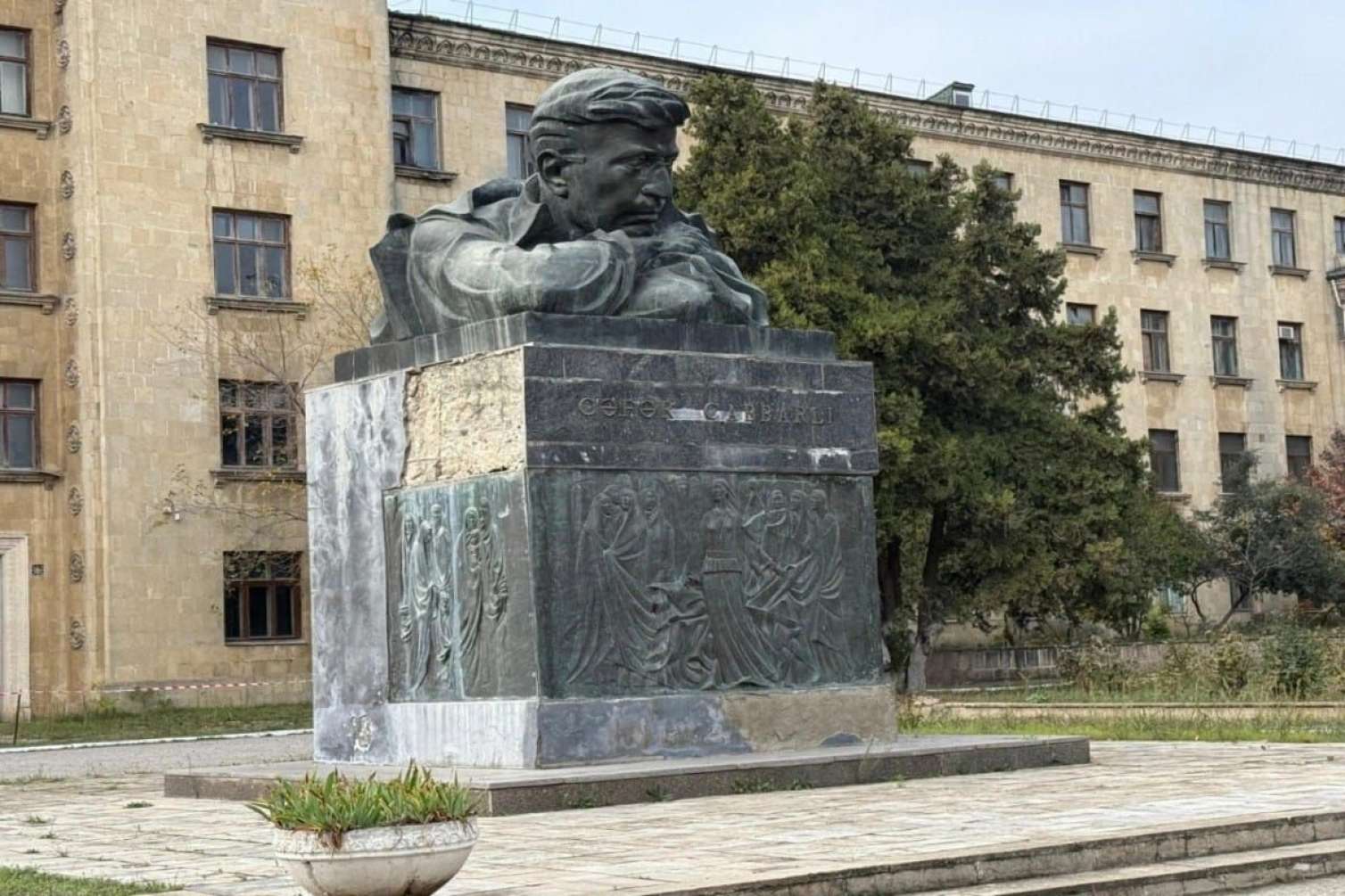 Cəfər Cabbarlının büstü bərpa ediləcək 