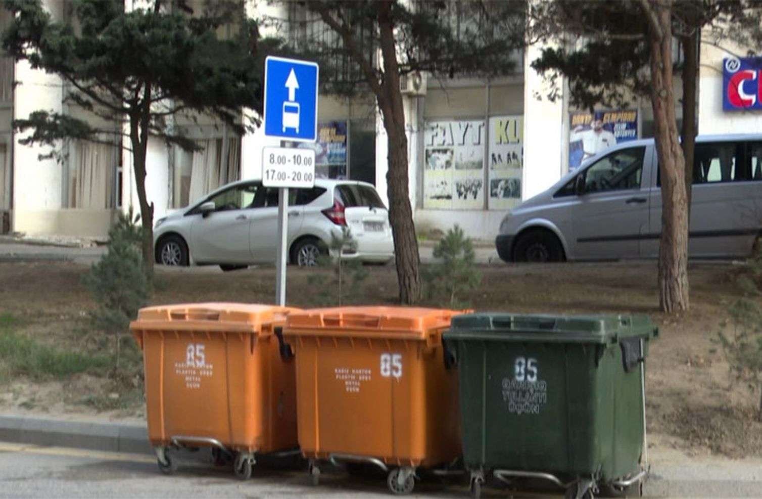 Zibil konteynerlərini avtobus zolağına düzdülər – VİDEO 