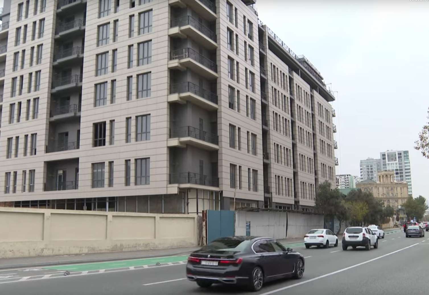 Binası sökülən sakinlər 9 ildir kirayələrdədir – Nə evləri verilir, nə pulları – VİDEO 