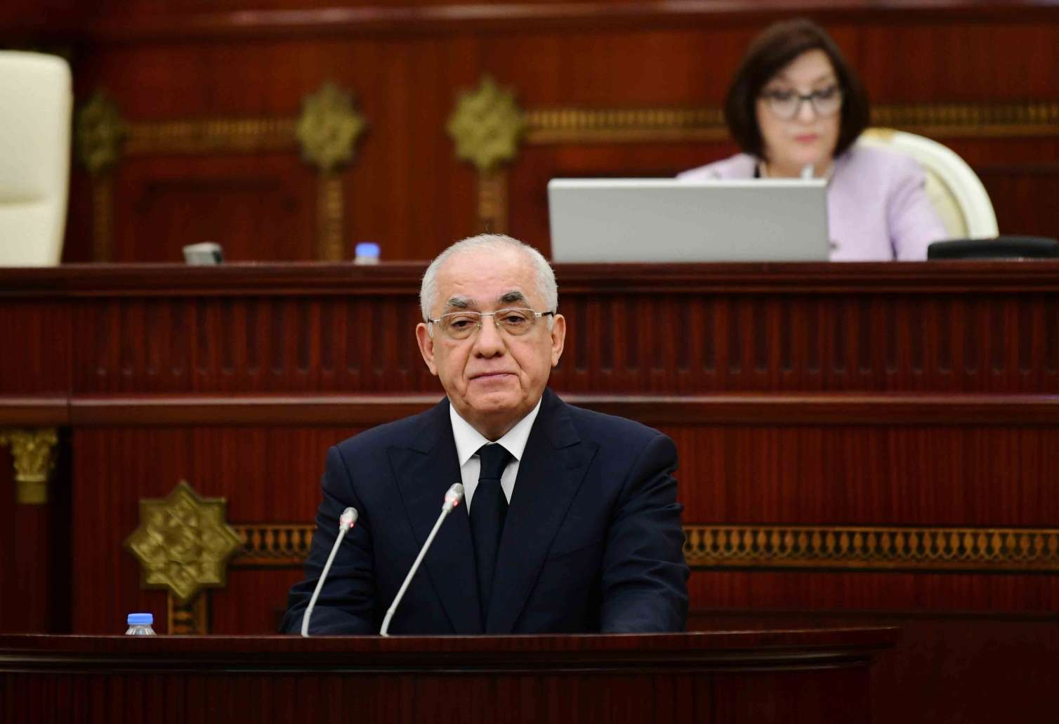 Baş nazir Milli Məclisə gəldi 