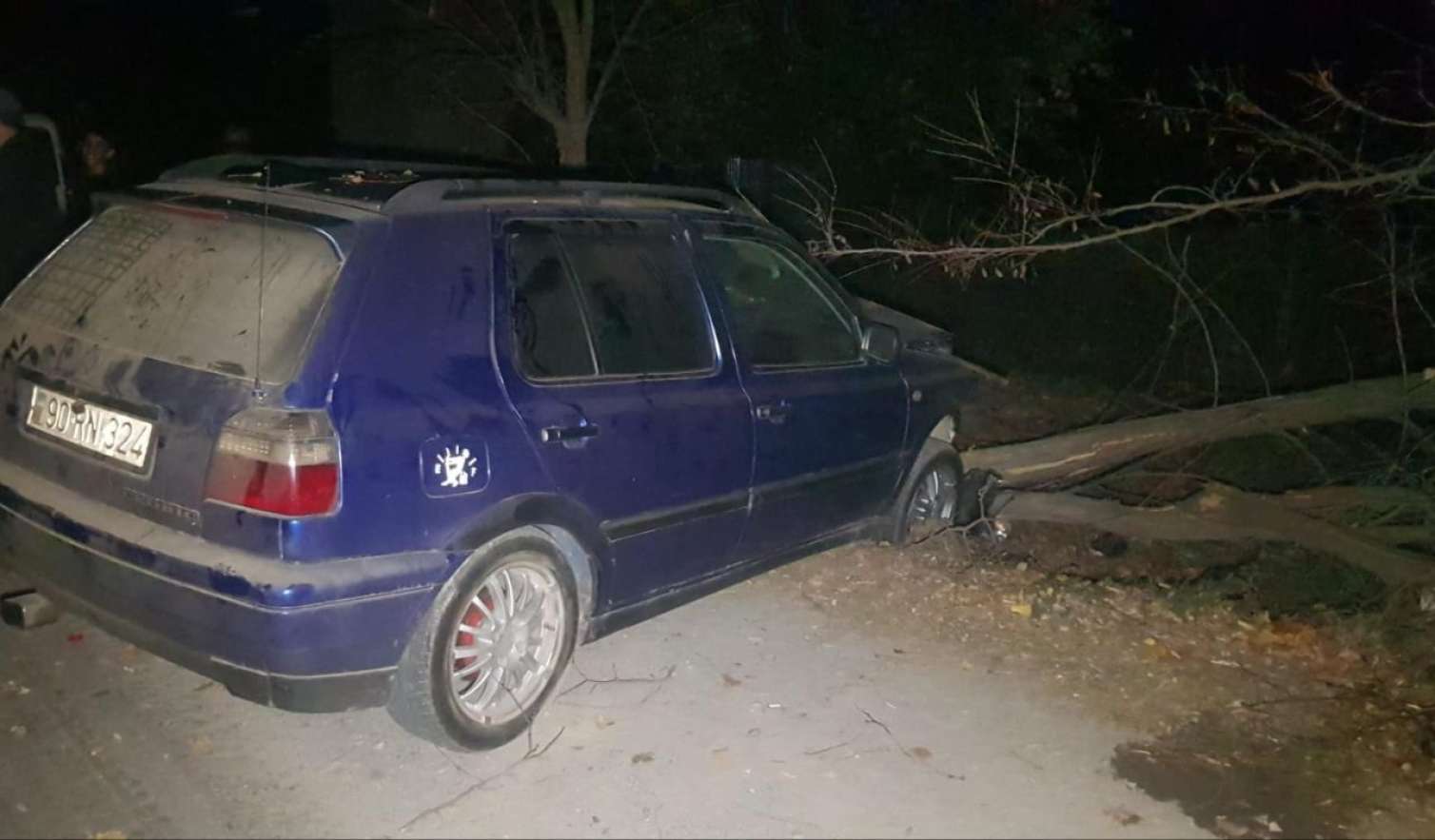 Avtomobili ağaca çırpan sürücü xəstəxanalıq oldu – FOTO 