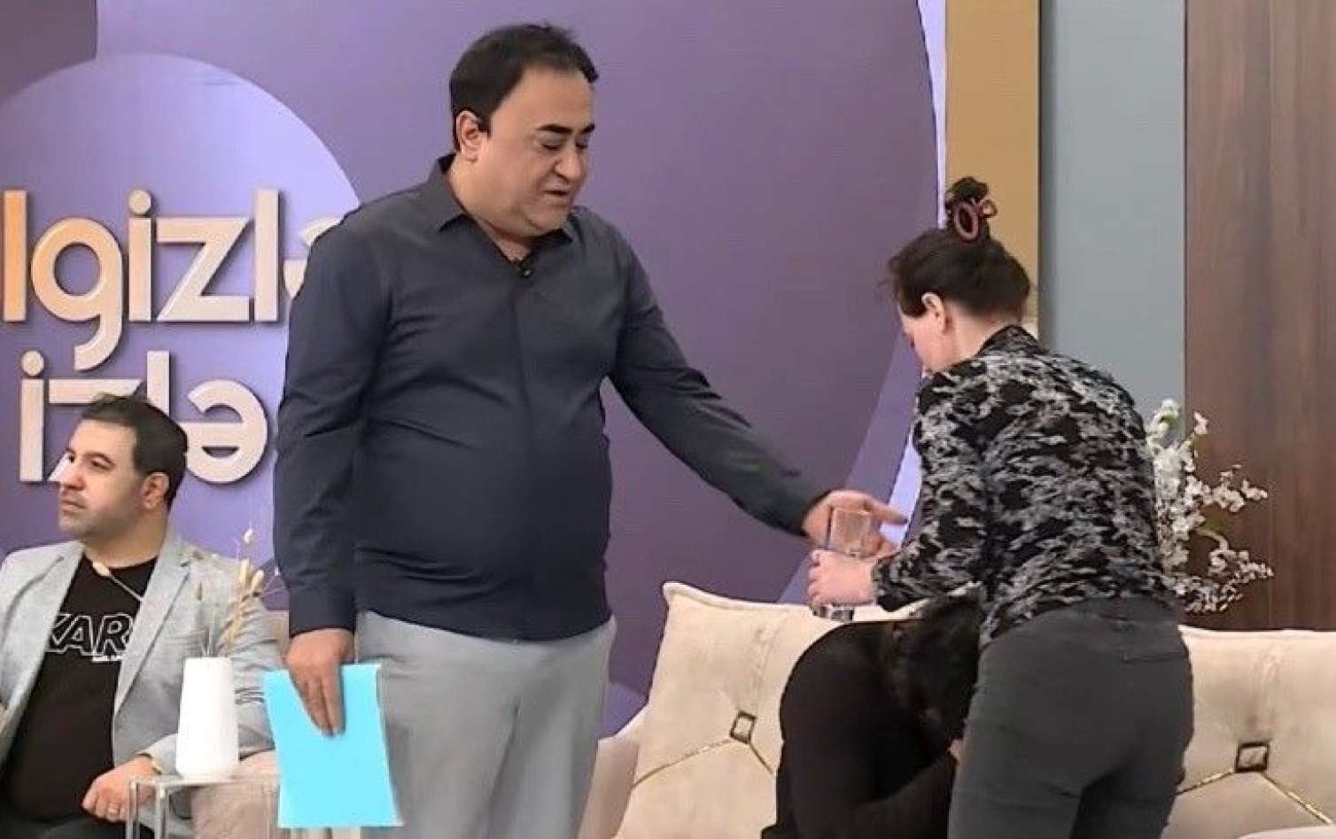 Elgizin efirdə halı pisləşən şəxsə reaksiyası - "Bu artıq artistlik edir" -VİDEO