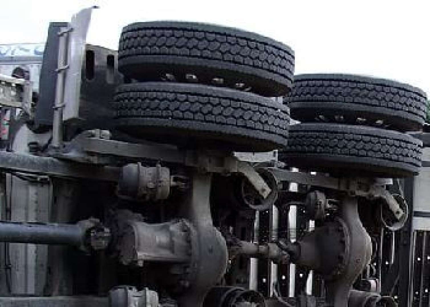 Yük maşını dərəyə aşdı – Sürücü öldü 