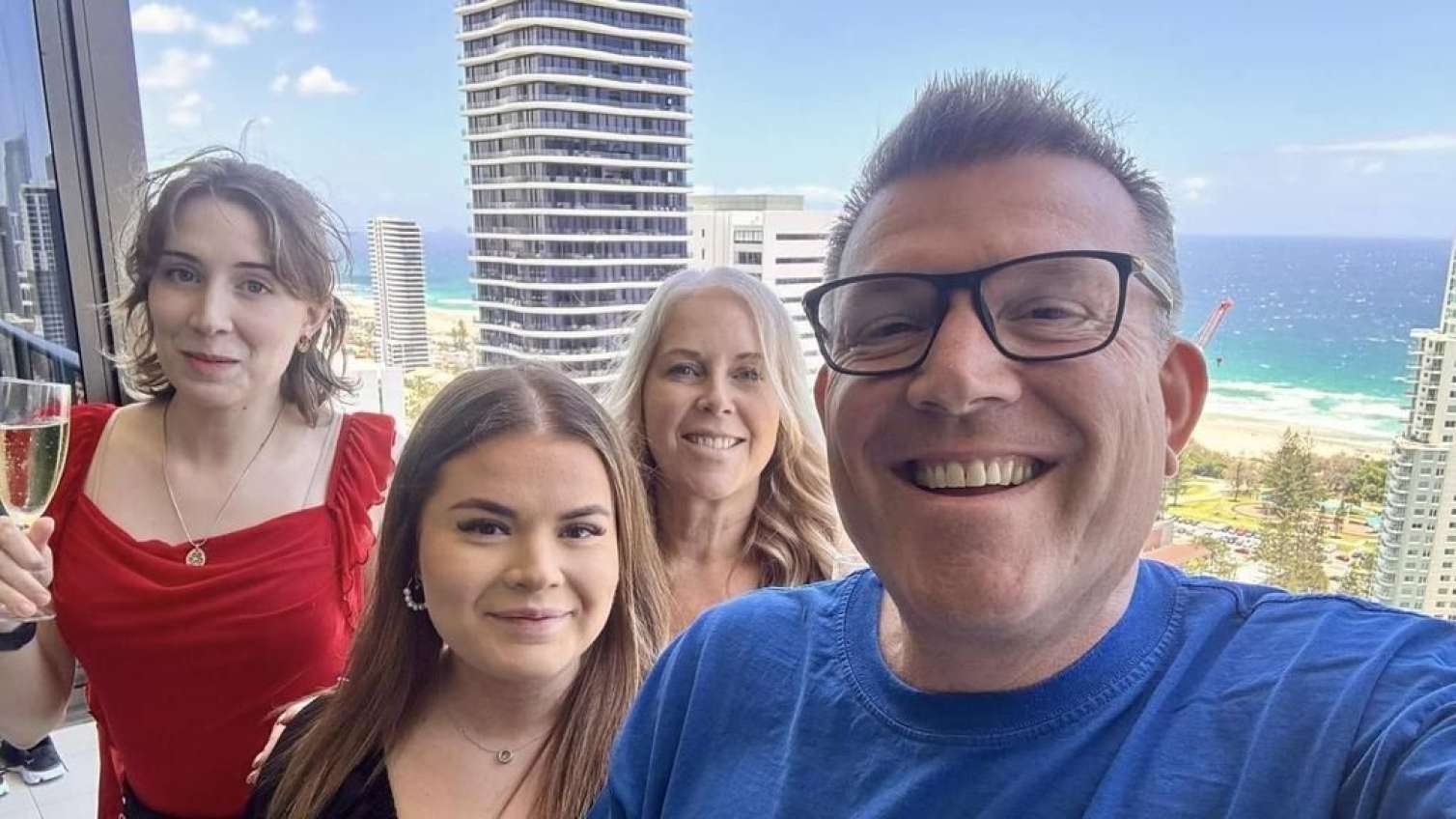 Partiya rəhbəri qızının biabırçı görüntüləri – İstefa verməyə məcbur oldu – FOTO 