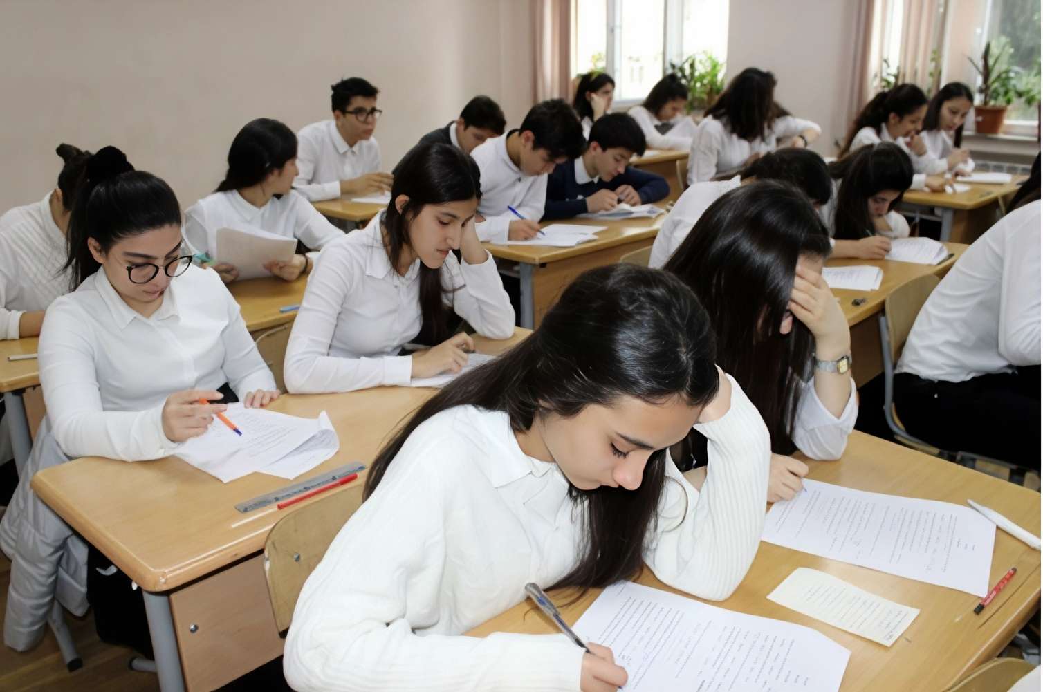 Təhsilimizin ürəkağrıdan mənzərəsi: “saçı ağarmış”lar niyə aradan çıxır? 