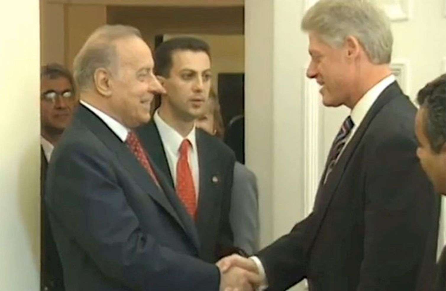 Heydər Əliyevin işdən qovulan tərcüməçisinın qardaşı bu qurumda işləyir - FOTO 