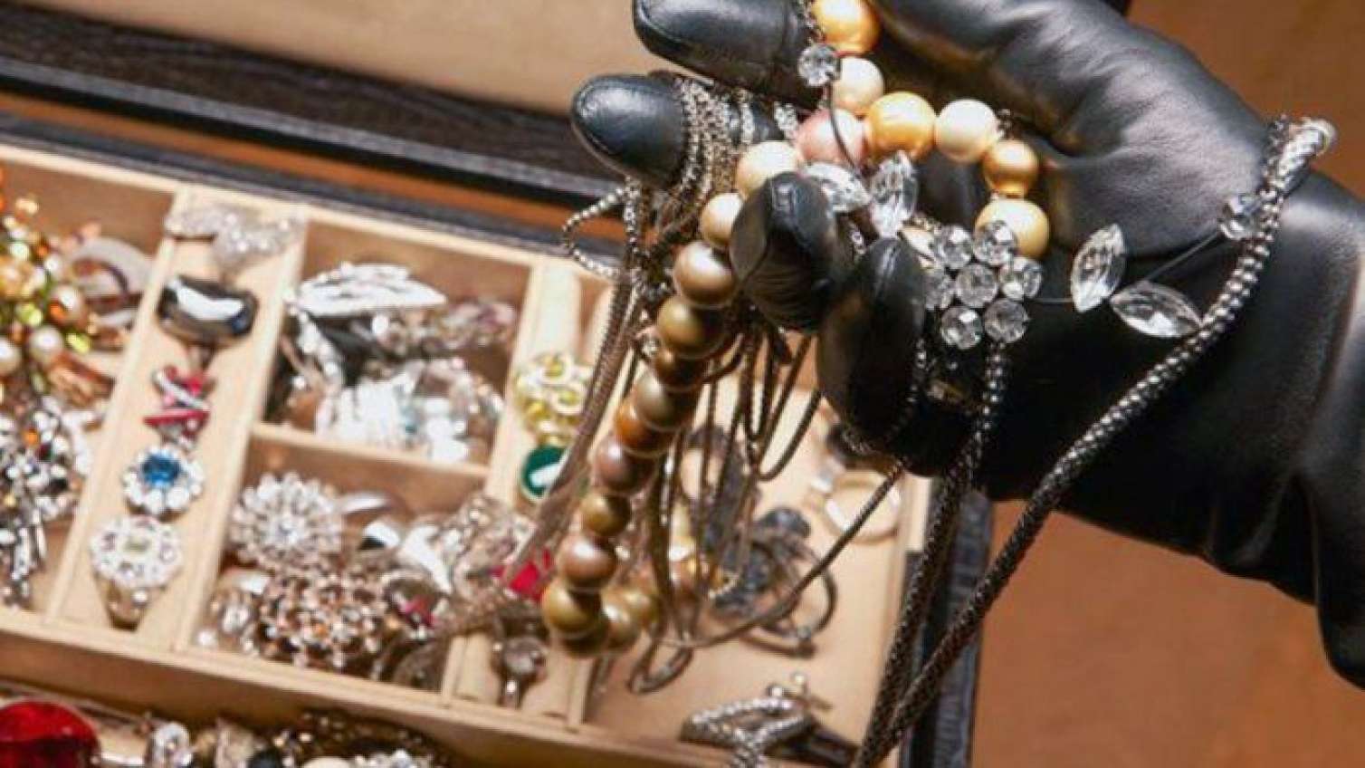 Bakıda xadimə çalışdığı evdən 50 minlik qızıl OĞURLADI 