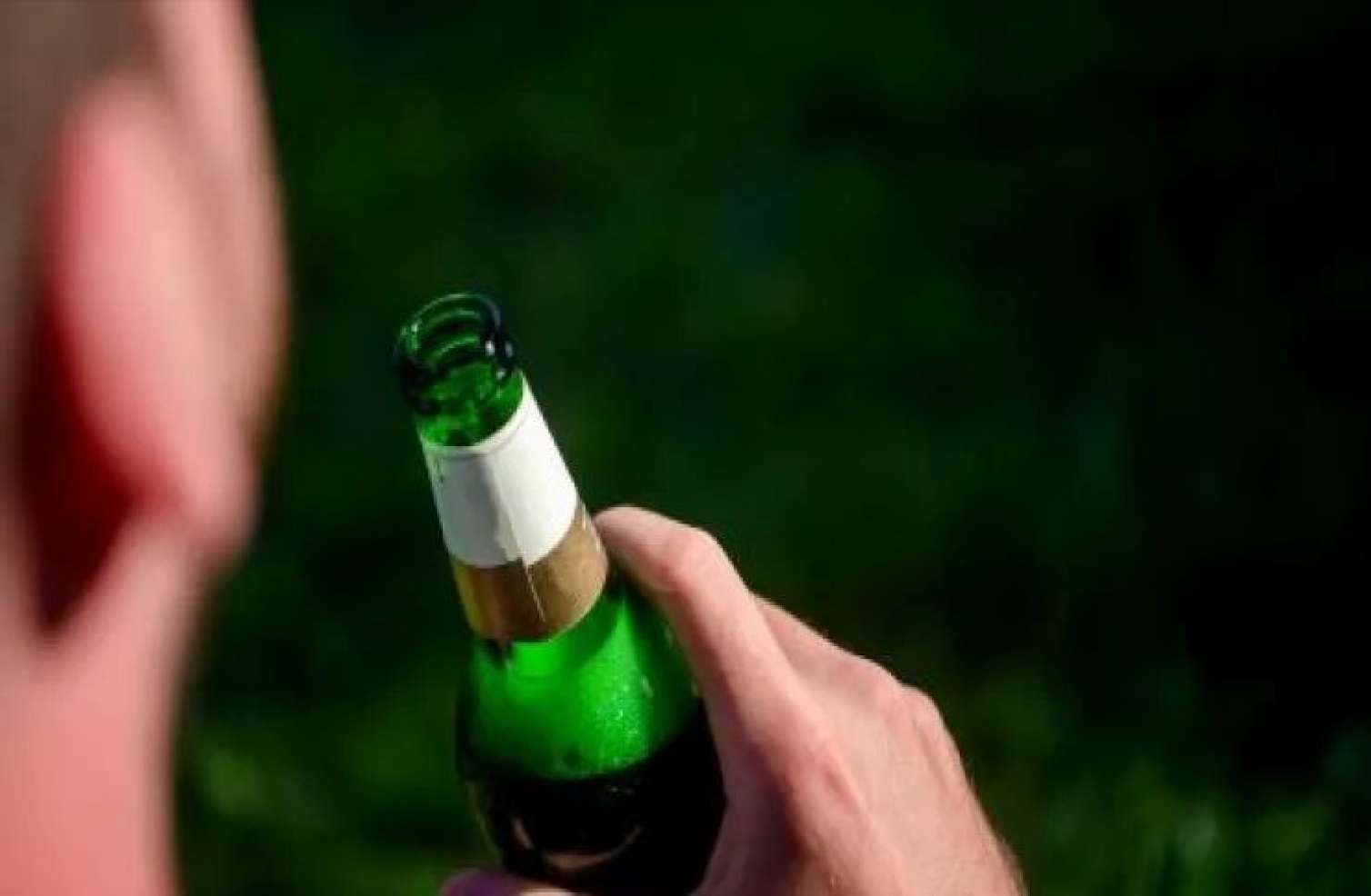 Bakıda kişi pivəni içib butulkasını məhkəmə binasına atdı 