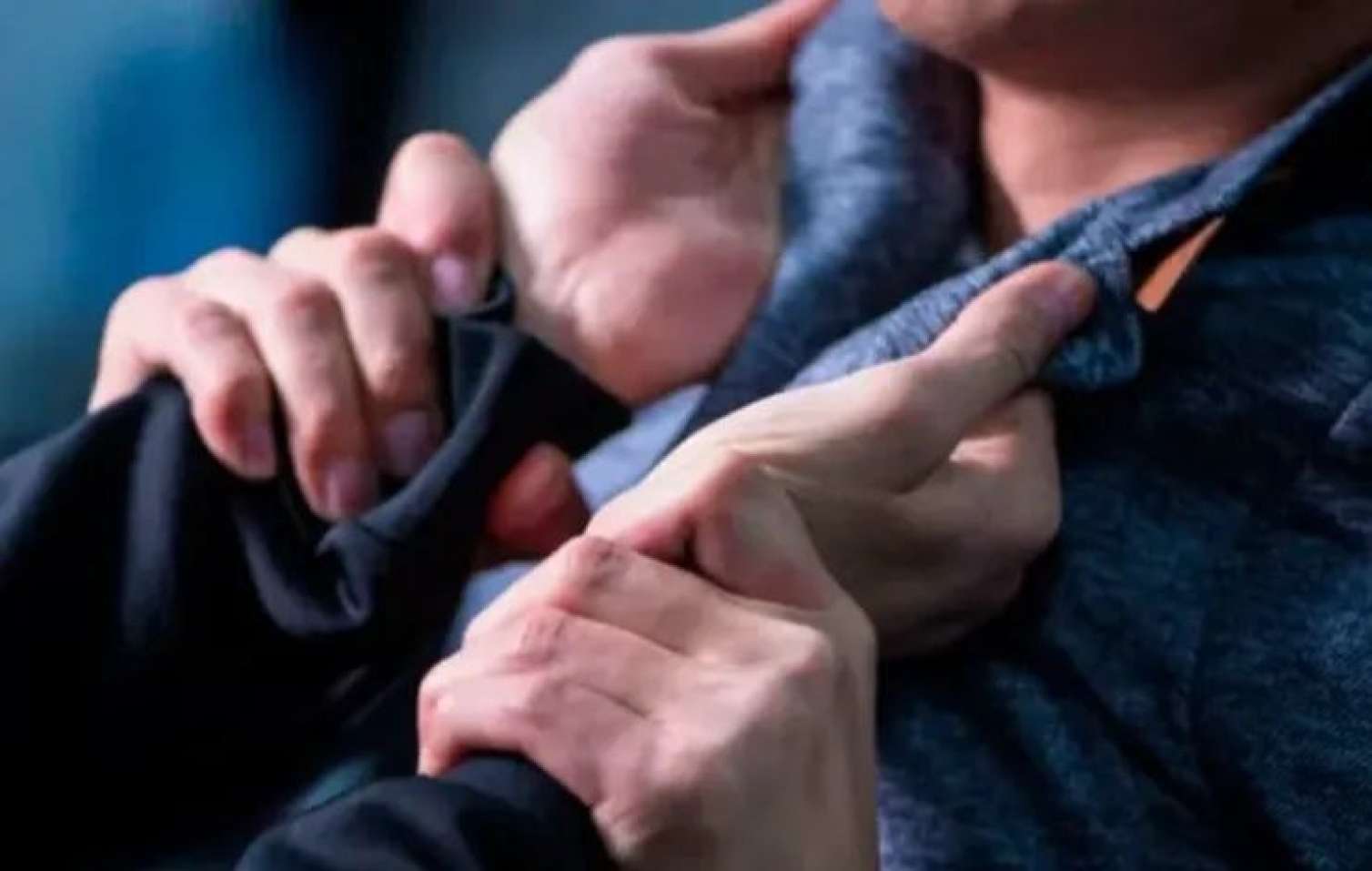 Bakıda kişini evinin qabağında döyüb pulunu aldılar 