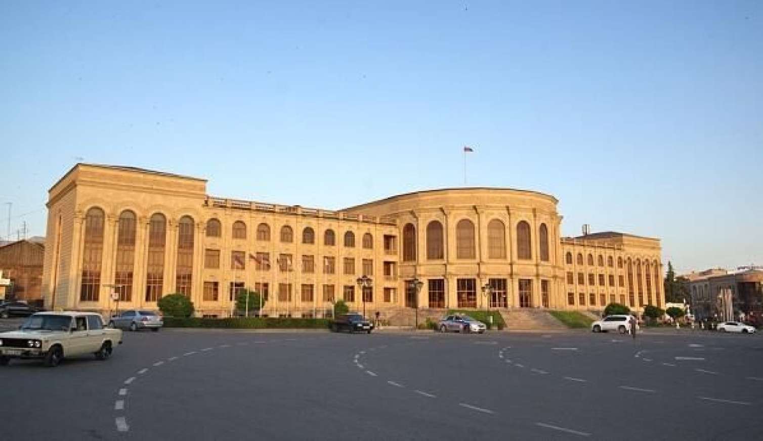 Türk bloger Gümrüdə: Ermənilər gəldi, türkləri qovdular - VİDEO 