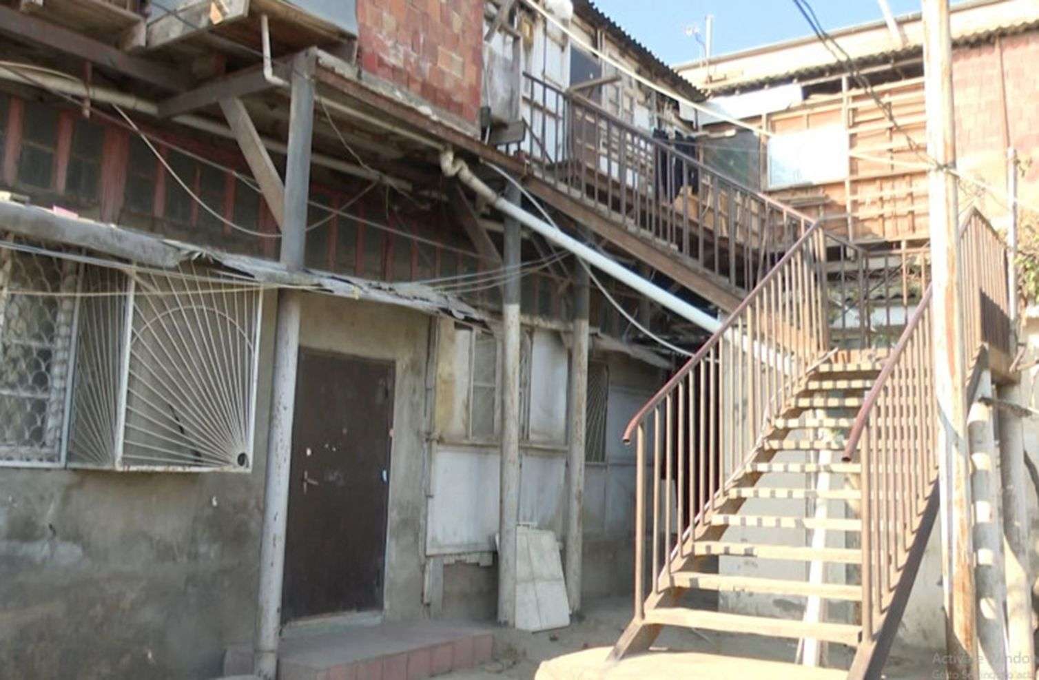 İki əsrlik bina hər an çökə bilər – Divarları çatlaq, döşəməsi yararsız – VİDEO 