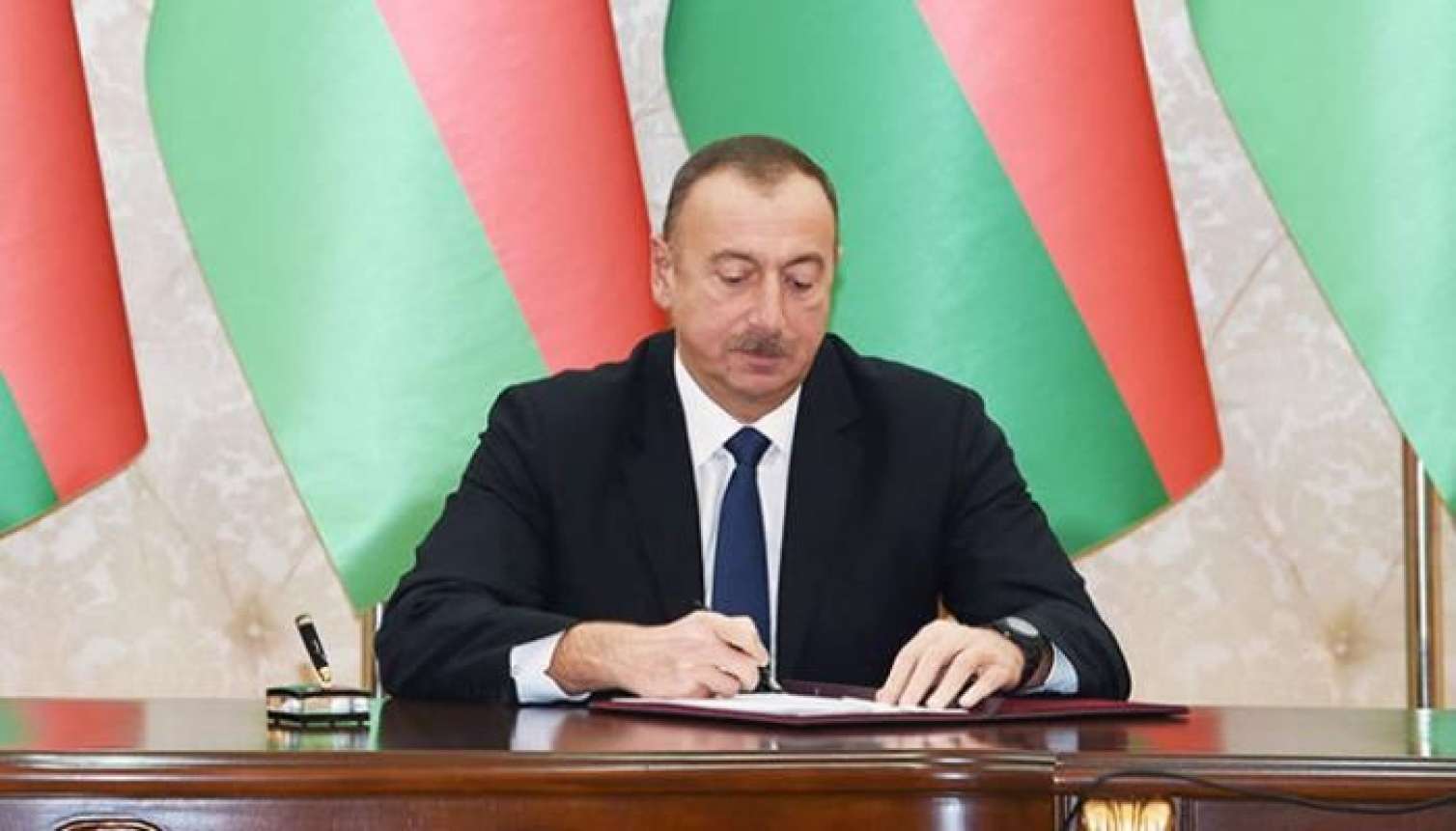 Prezident bu idmançıları mükafatlandırdı 