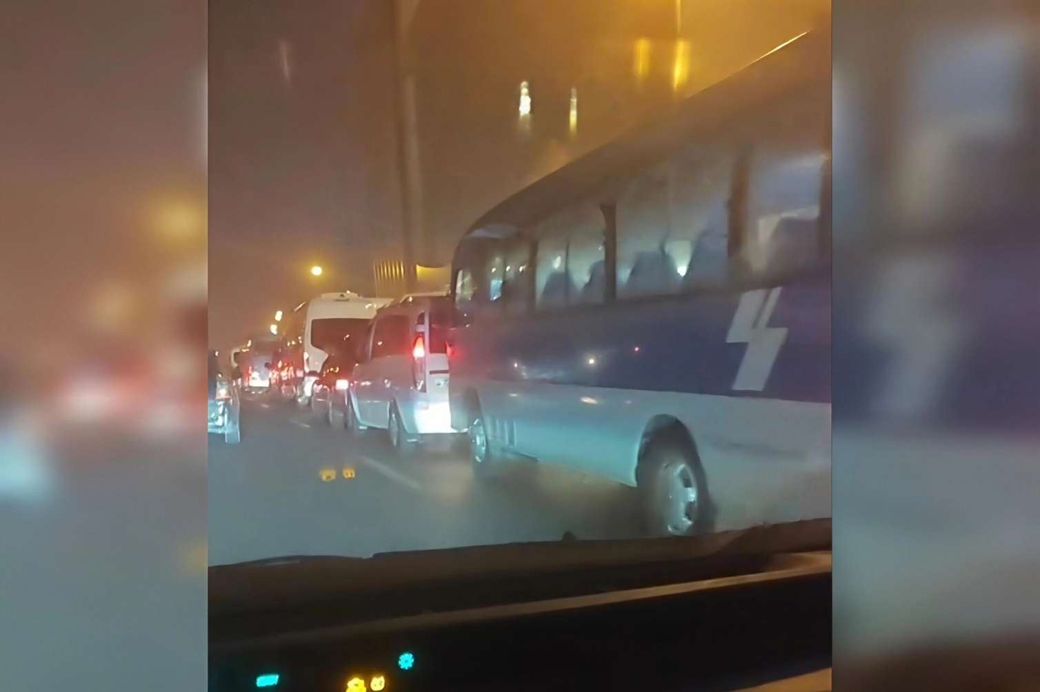 "20 Yanvar"da xaos: bir zolağı avtobuslar, digərini "manatlıqlar" zəbt edib - AÇIQLAMA+VİDEO 