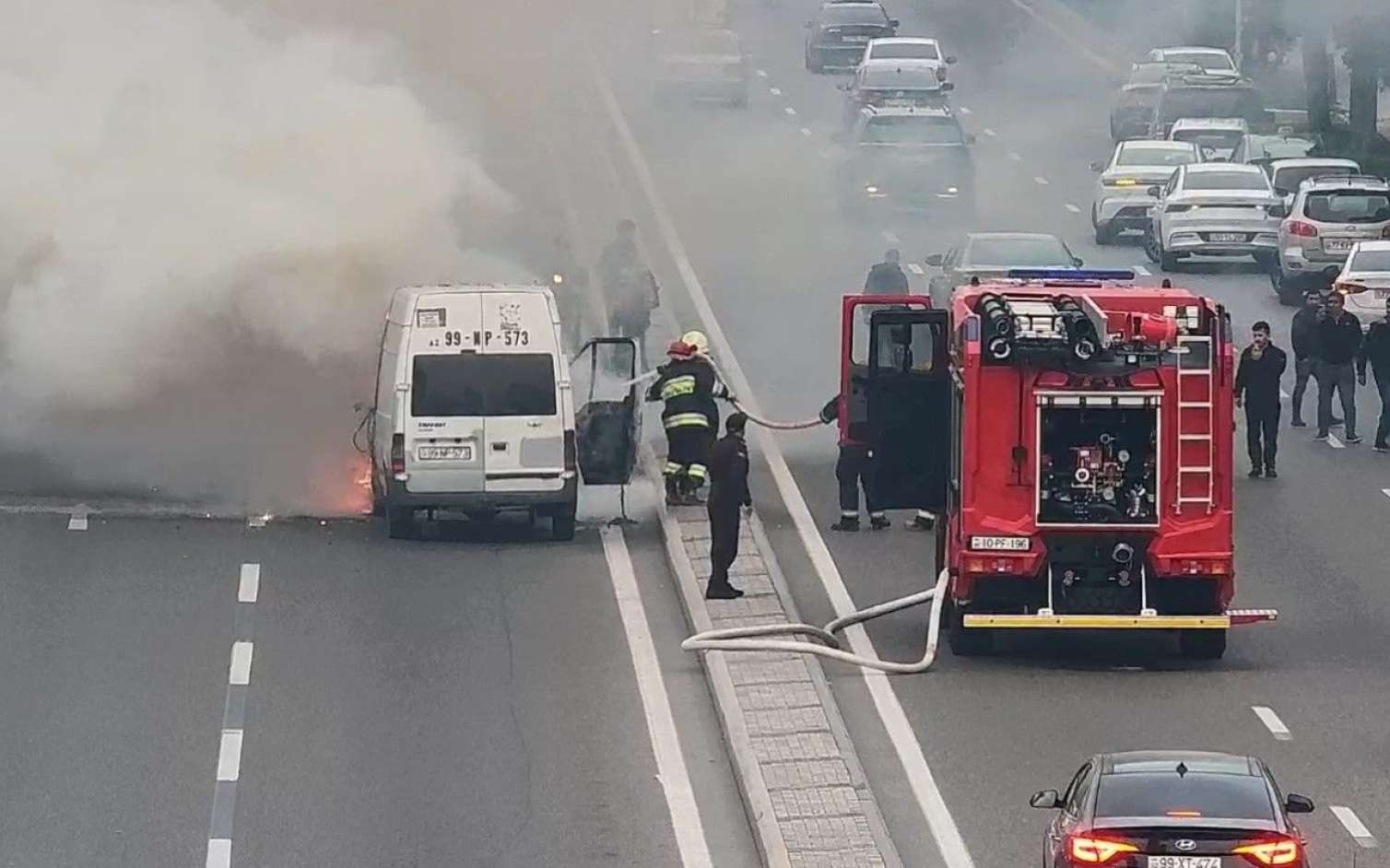Bakıda yük avtomobili yanır 