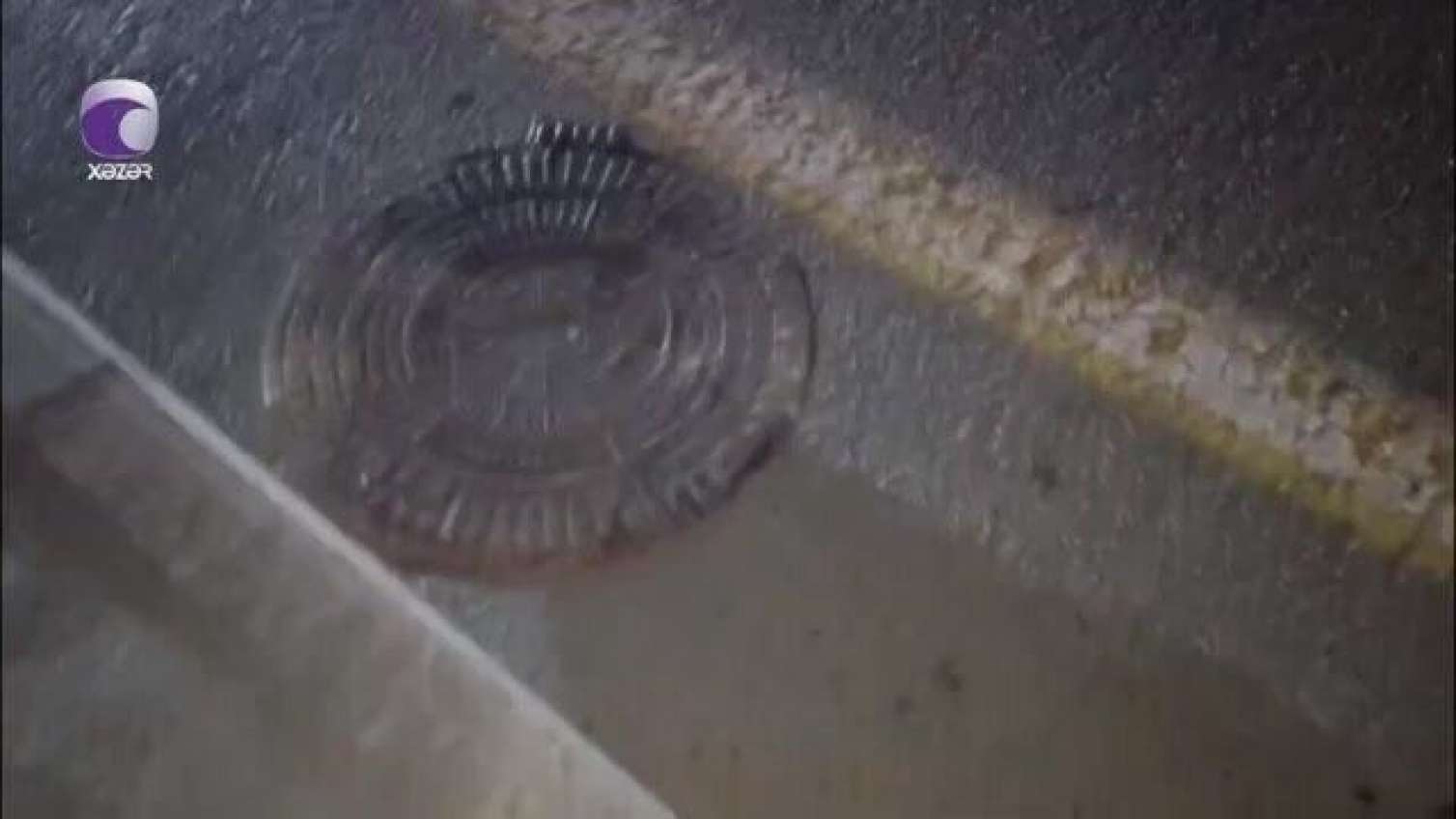 Bakıda bu yolda sürücülər kanalizasiya quyusuna düşürlər - VİDEO 