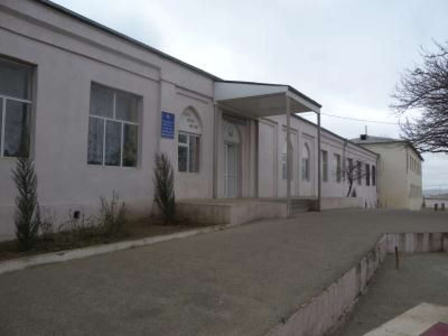 1-ci sinif şagirdi məktəbin həyətində öldü – Xəstə idi 