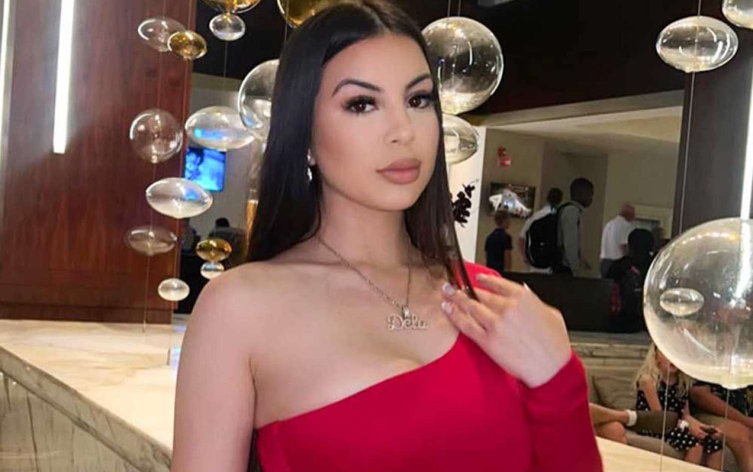 Tanınmış bloqer maşınında güllələnərək öldürüldü 