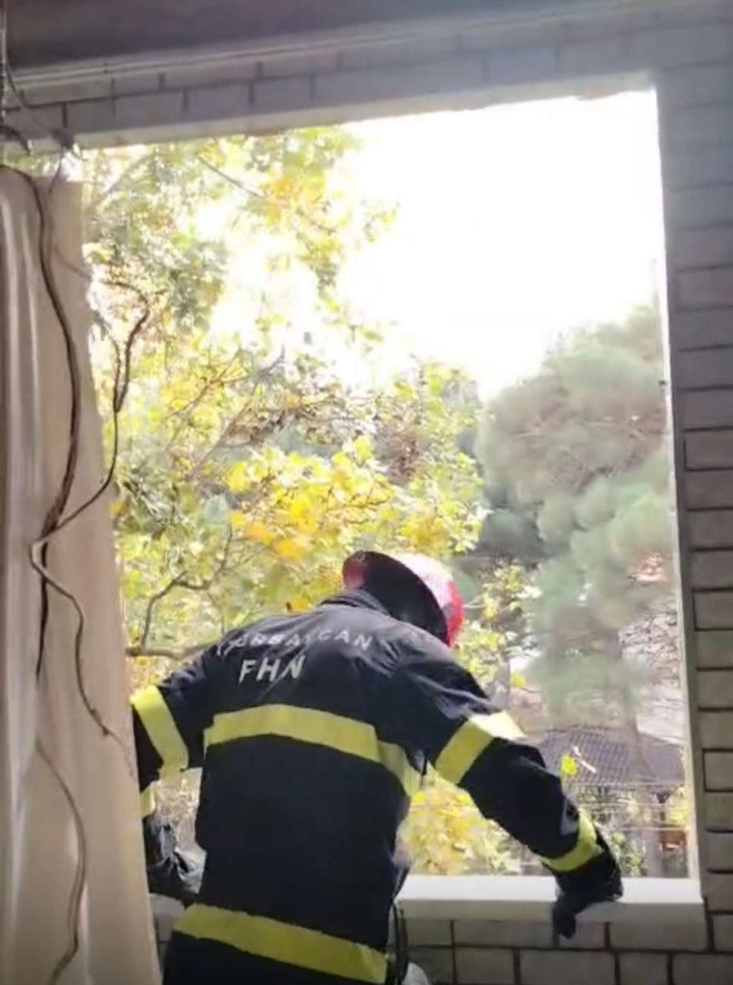 Bakıda yaşayış binasında partlayış - Xəsarət alan var - VİDEO 